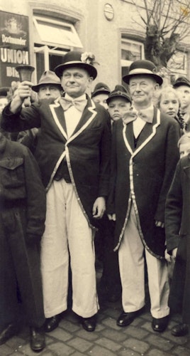 Lange her: Anfang der 1950er Jahre übernahmen Hermann Wienhold (links) und Josef Haverkamp die Rollen des Pingel-Hermann und Löchten-Jopp. Foto: Stadtmuseum