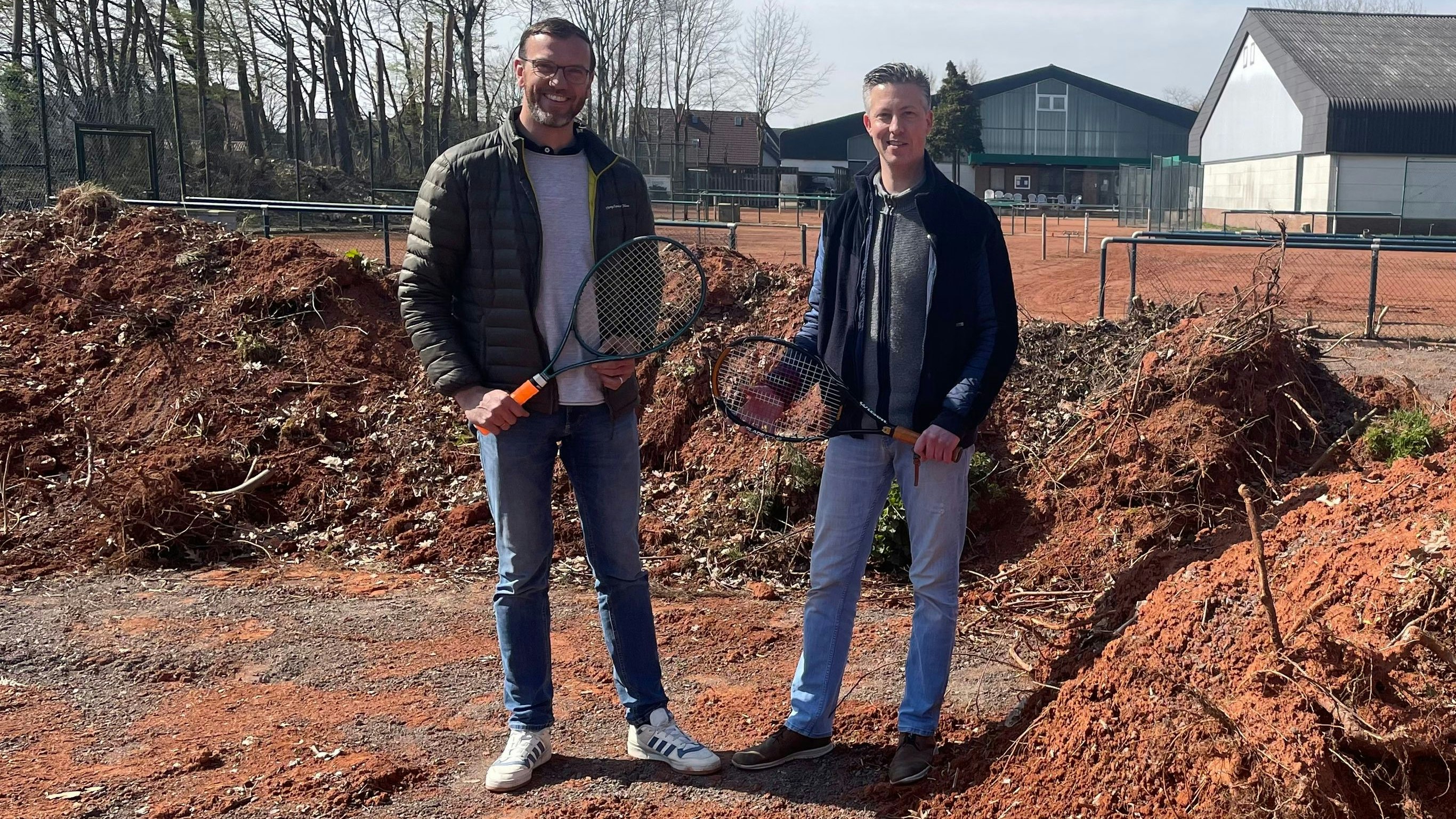 Bauherren: Matthias Plaggenborg (links) und Mathias Meyer freuen sich auf die 6 neuen Ganzjahresplätze des Tennisvereins Friesoythe. Foto: Stix