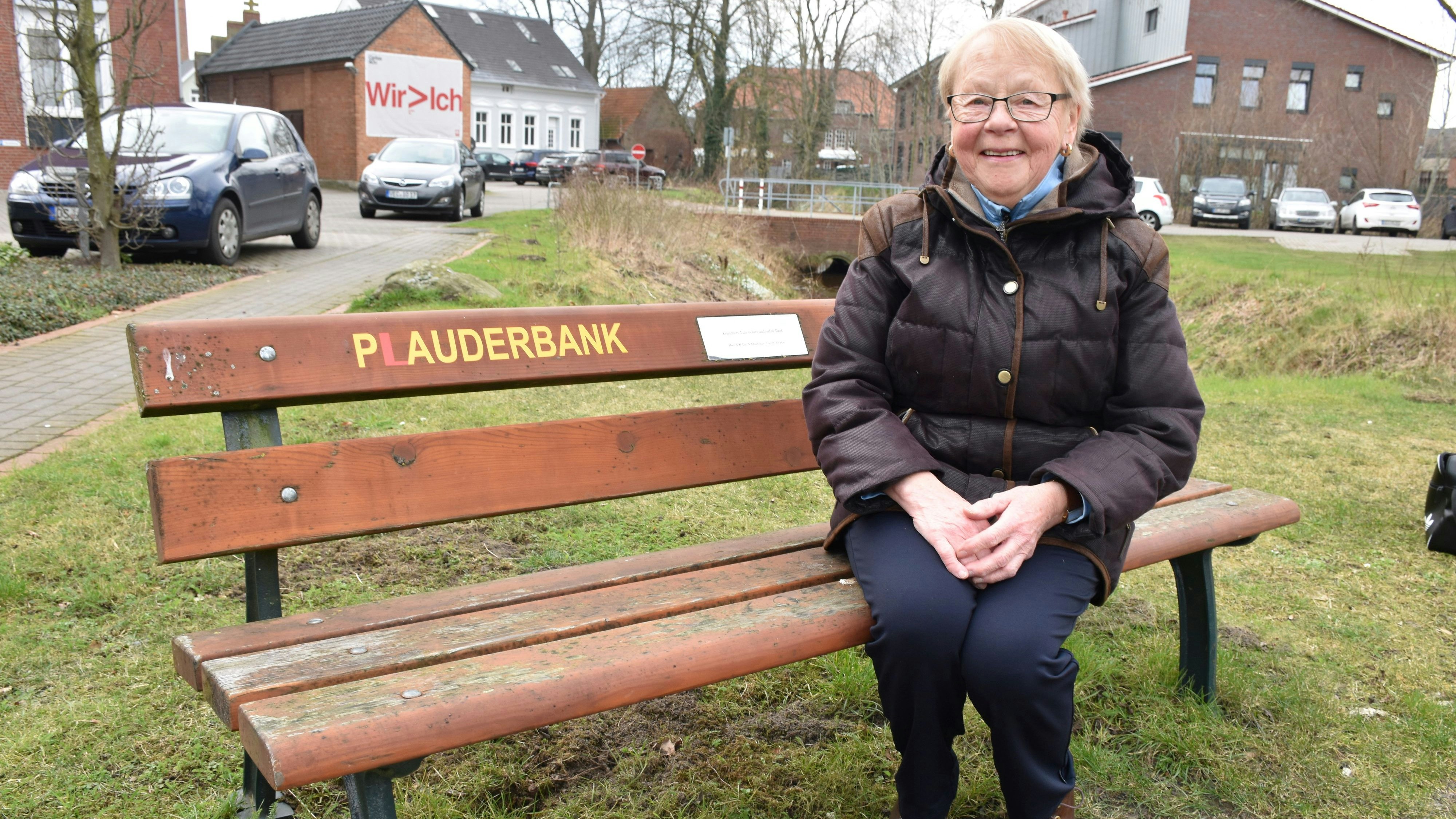 Eine Bank zum Plaudern: Christiane Töpfel wird auf dem Weg zum Altenwohnhaus künftig häufiger Platz nehmen. Foto: Böckmann