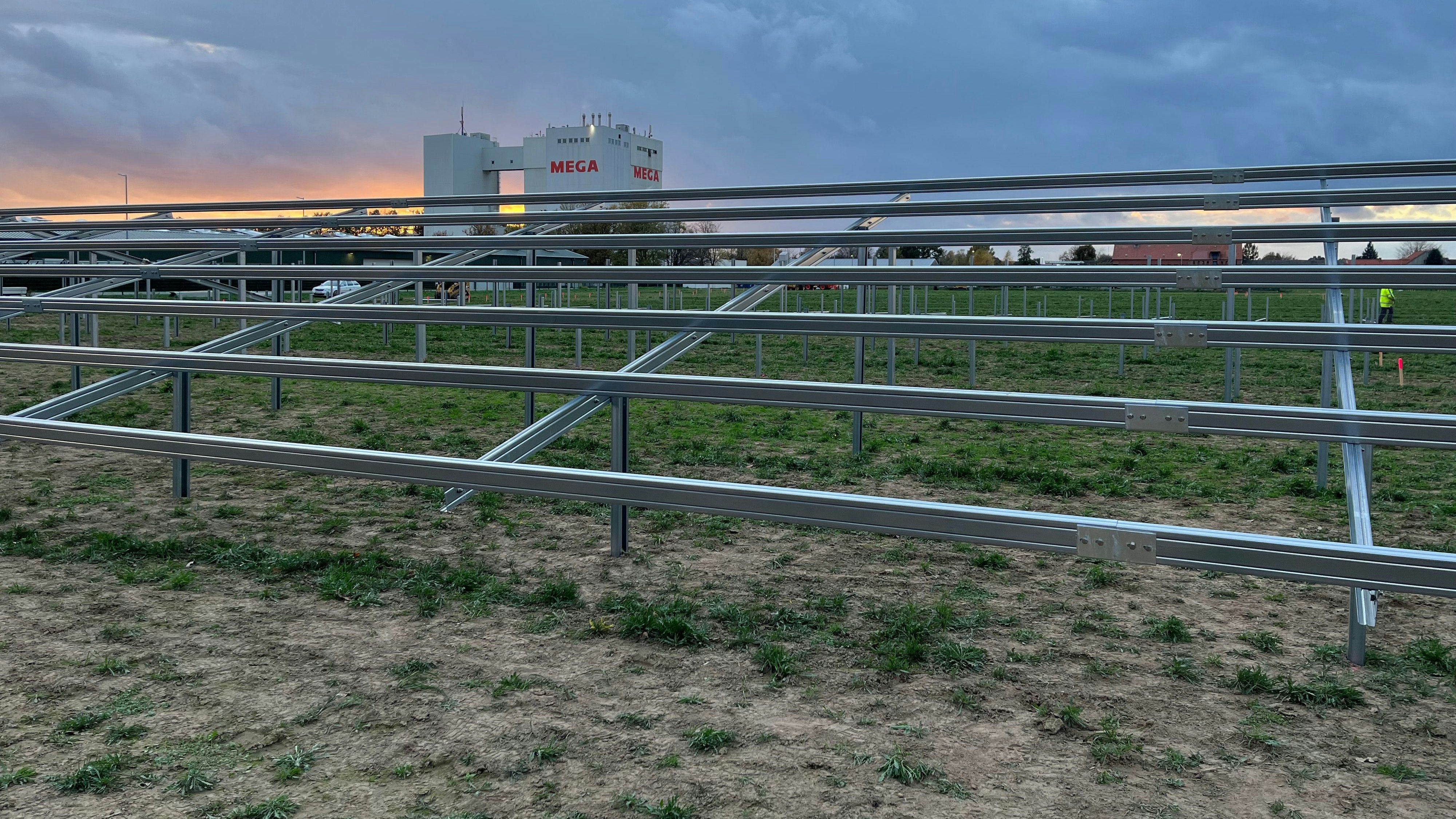 Das Gerüst steht: Bis Ende Dezember solle der Solarpark auf einer Gesamtfläche von rund 21.000 Quadratmetern entstehen. Foto: 1punkt5 GmbH