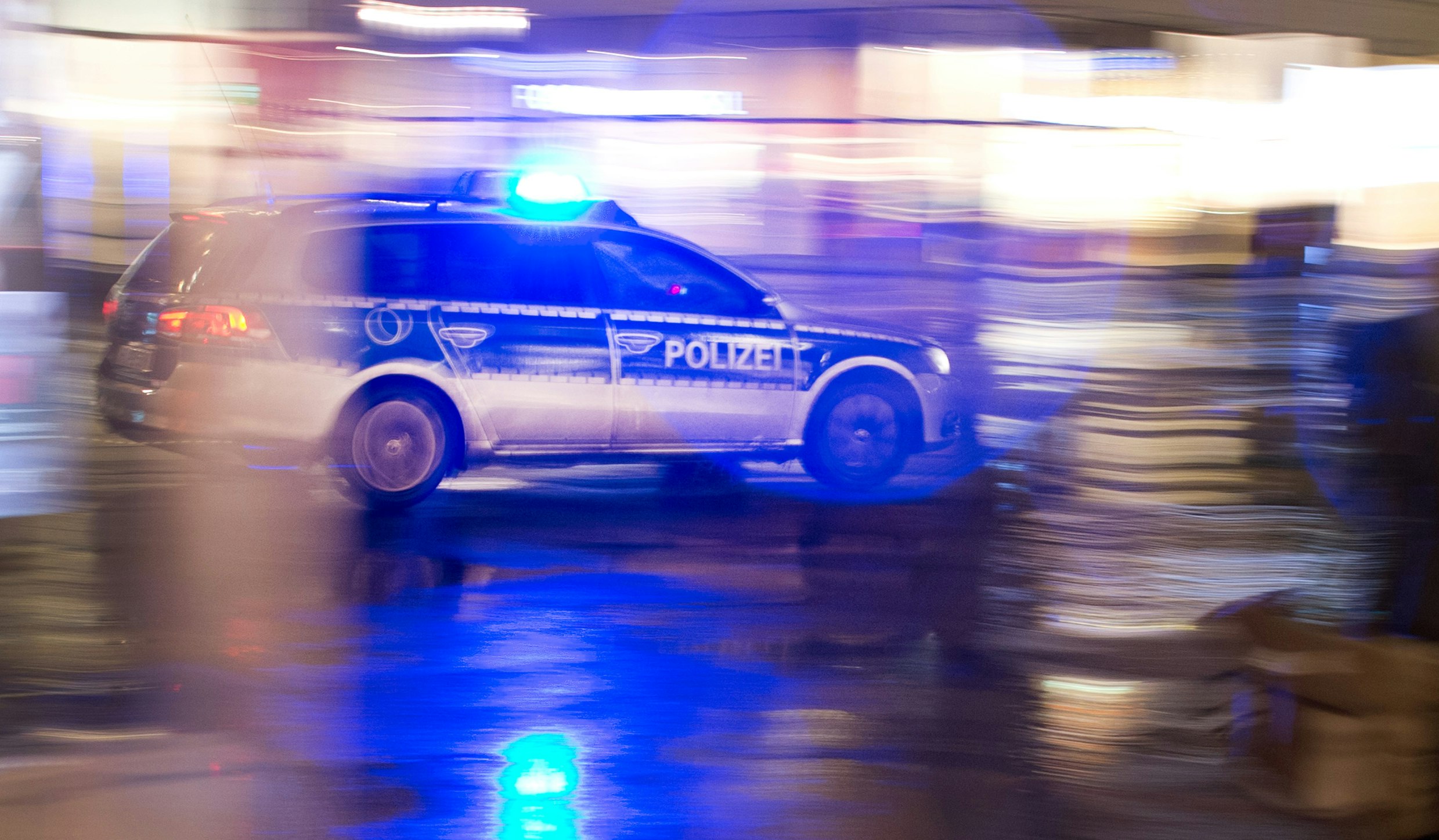 Die Polizei sucht nach drei mutmaßlichen Räubern nach einem Überfall in Lohne. Foto: dpa/Lübke