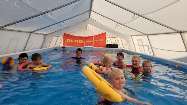 Wassergewöhnung für Cloppenburger Kita-Kinder im mobilen Pool