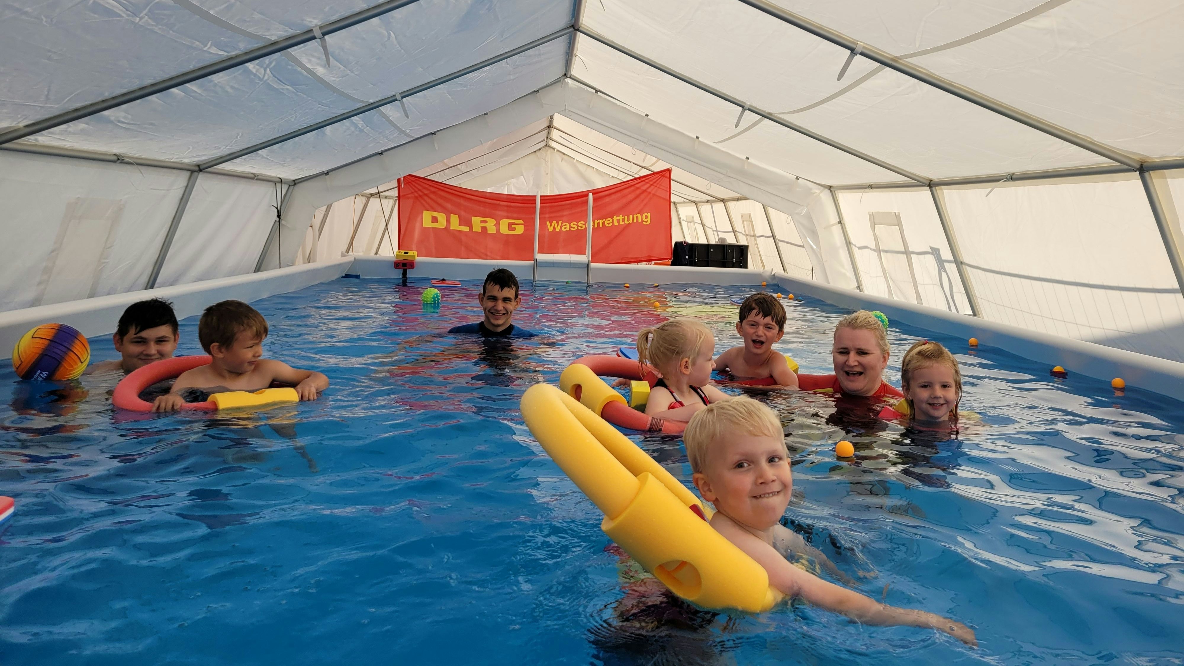 Willkommene Erfrischung: Die Cloppenburger Kita-Kinder hatten viel Spaß bei der Pooltour. Foto: Kita Löwenzahn/Markowski