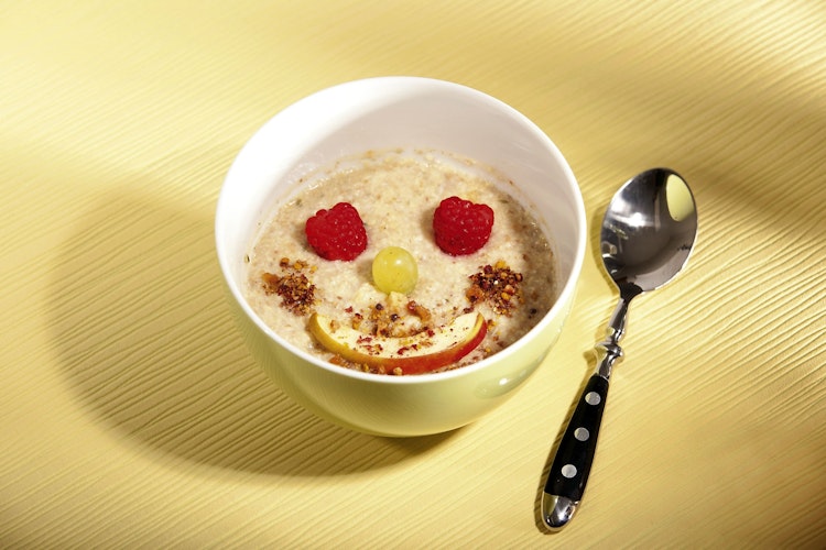 Beliebt: Selbst kleine Frühstücksmuffel können Porridge oft nicht widerstehen. Foto: djdJentschura International