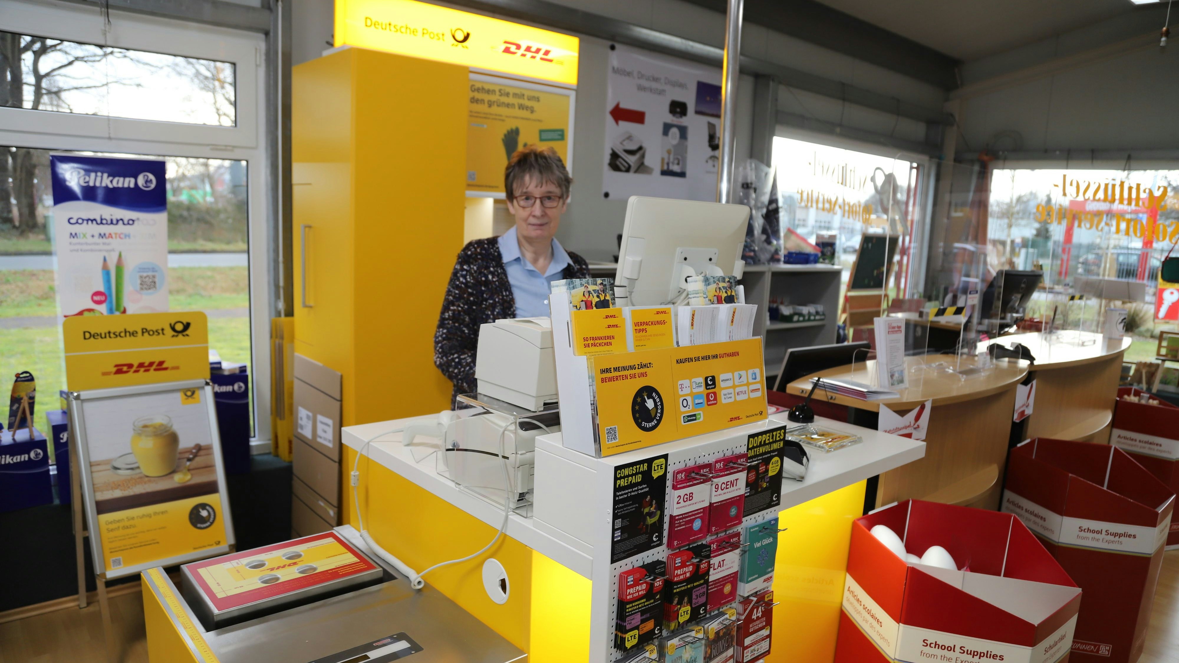 Bei Bürotechnik Meiners-Hagen hat die Postfiliale Einzug gehalten. Marlies Meiners-Hagen bietet am neuen Tresen die Angebot der Deutschen Post an. Foto: Passmann