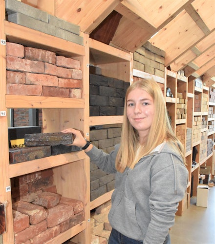 Steine, Holz und andere Baustoffe: Während ihres Tagespraktikums bei Riesselmann lernte Jasmin Hoffmann alle Abteilungen des Unternehmens kennen. Foto: Kühn