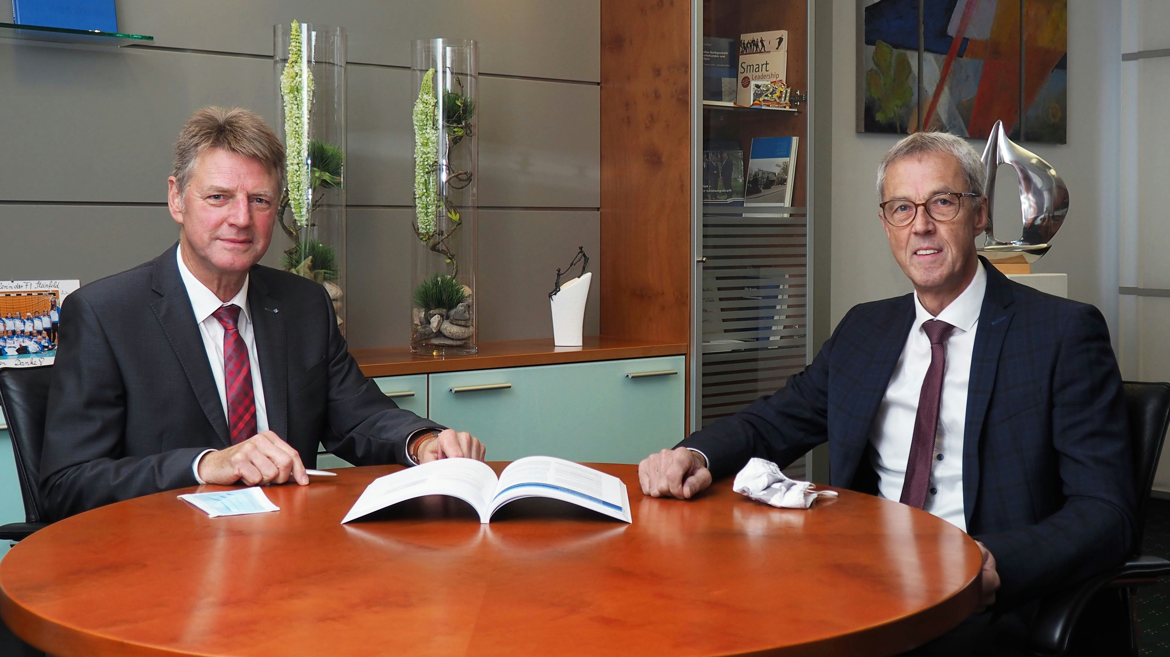 Verantworten das operative Geschäft der VR Bank Dinklage-Steinfeld: Harald Rösler (links) und Benno Fangmann. Foto: VR-Bank