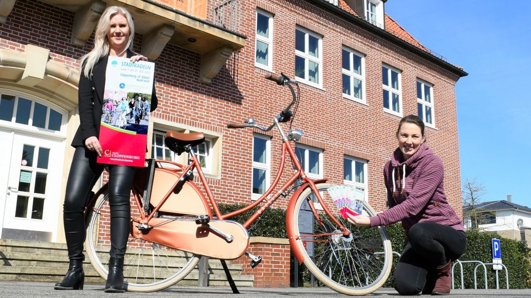 Werben für das Stadtradeln: Stadtmarketing-Managerin Sandra von Garrel (links) und Klimaschutzmanagerin Wiebke Böckmann.&nbsp; Foto: Penning