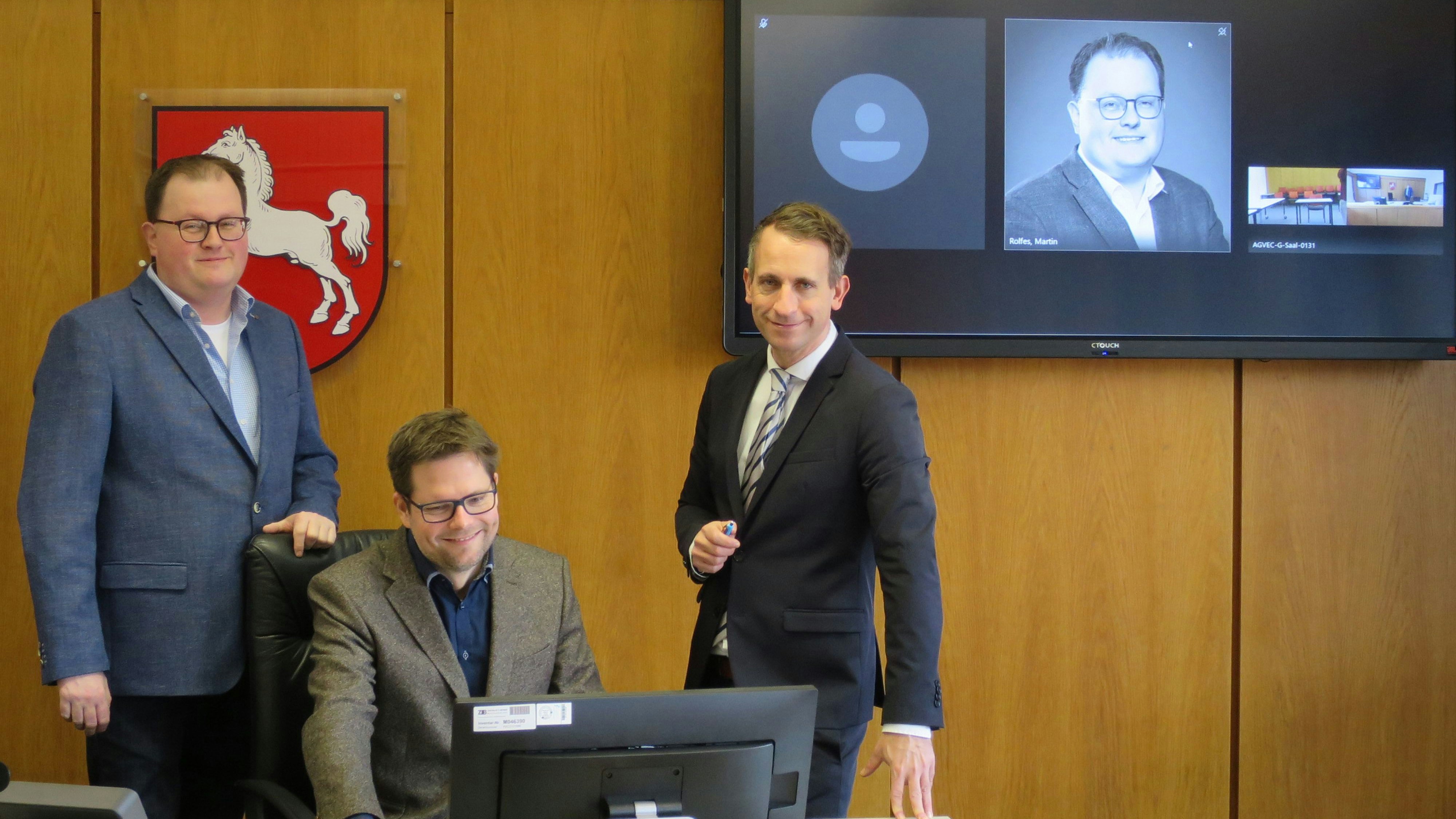 Geschäftsleiter Martin Rolfes, der stellvertretende Direktor Tobias Vogt und Amtsgerichtsdirektor Dr. Ralf Seifert bei der Vorstellung der neuen Videoverhandlung. Foto: Esslinger                               