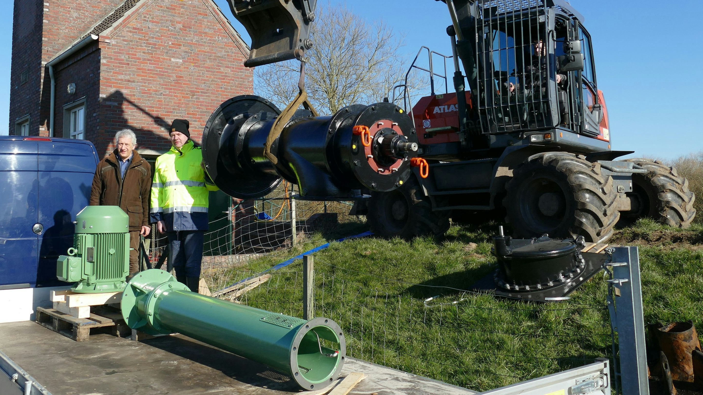 Sonderanfertigung: Martin Windhaus (links) und Norbert Schulte begutachten das neue, 2 Tonnen schwere Pumpsystem, das ins nördlichste Schöpfwerk der Friesoyther Wasseracht eingebaut wird.&nbsp; Foto: Stix