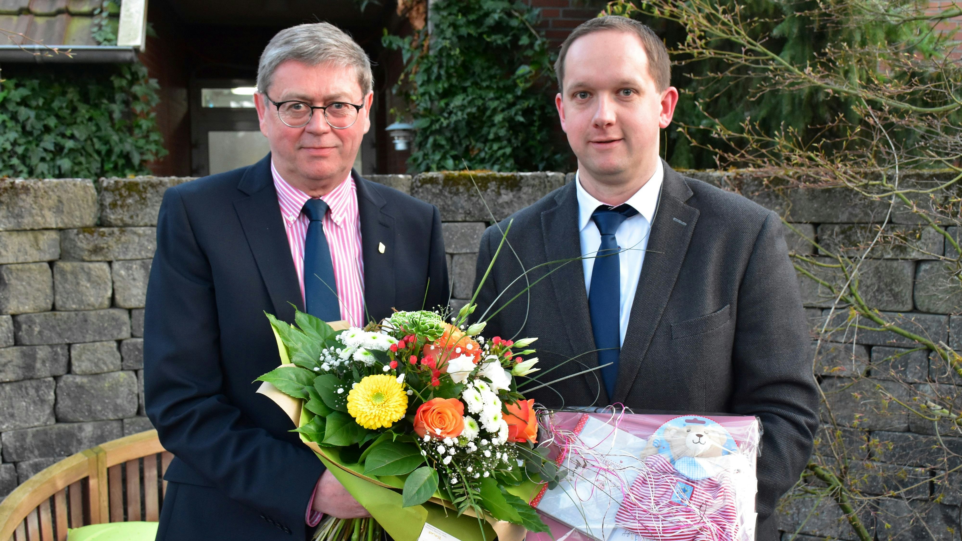 Glückwunsch: Dinklages Bürgermeister Carl Heinz Putthoff (links) gratuliert seinem neuen Vertreter und Nachfolger, Christoph Bornhorst. Foto: Böckmann