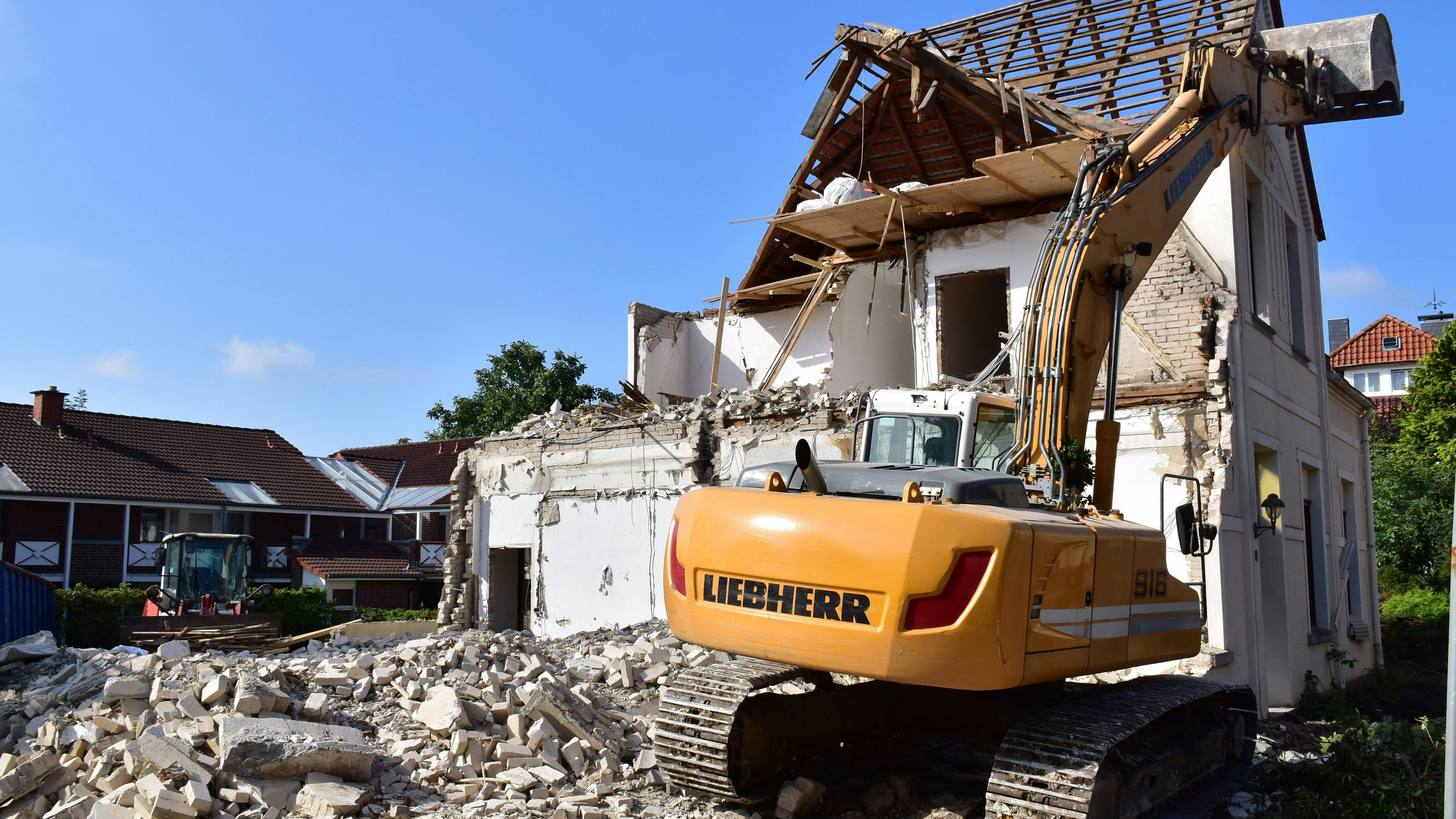 Und weg: Der Abriss des alten Wohnhauses an der Rüschendorfer Straße läuft noch bis nächste Woche. Foto: Lammert