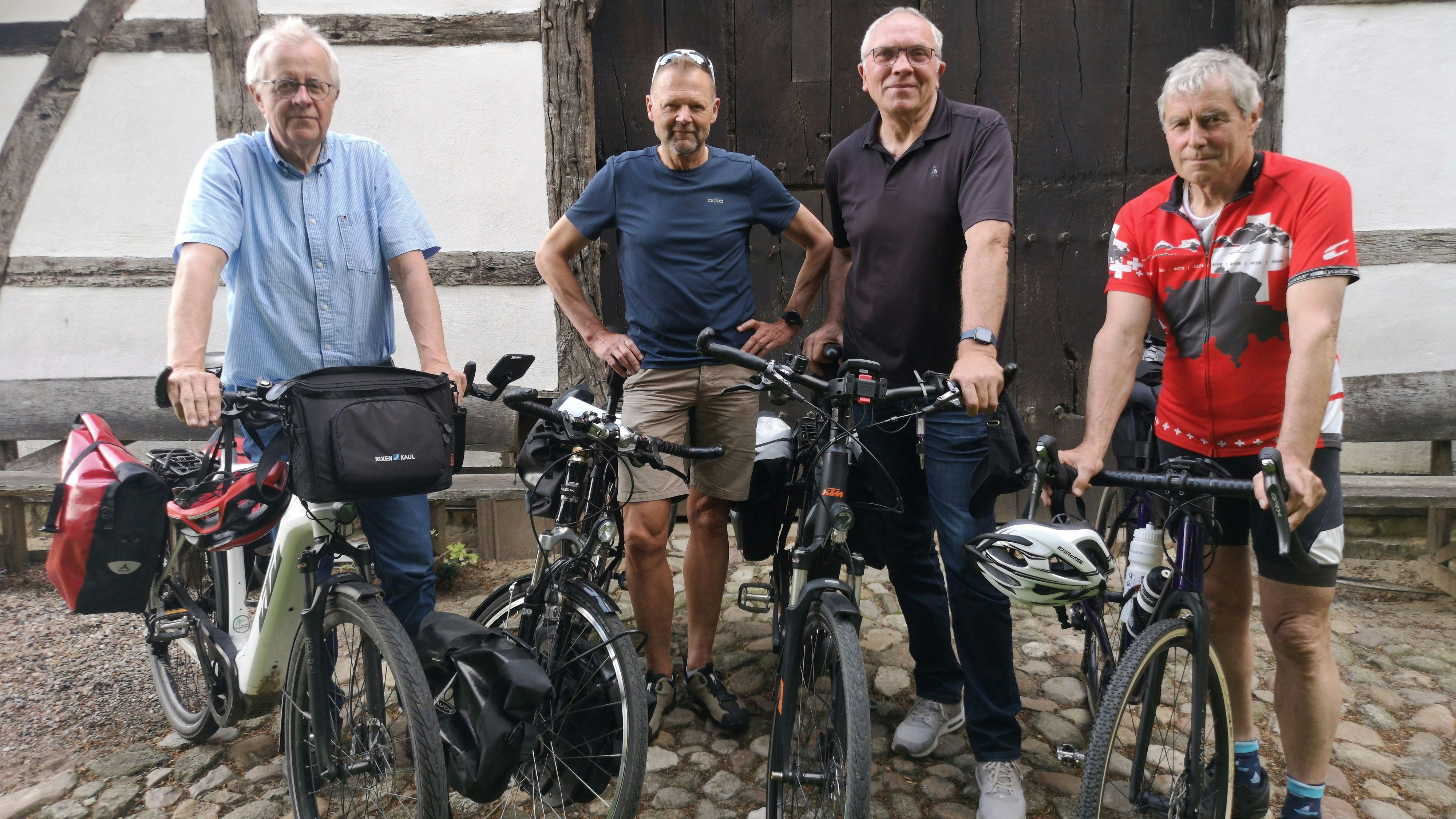 "Gehen" gemeinsam auf Tour: Hubert Kröger (von links), Günter Stuntebeck, Bernd Stromann und Manfred Bittner sind bestens für ihre Alpenüberquerung gerüstet. Foto: Seelhorst