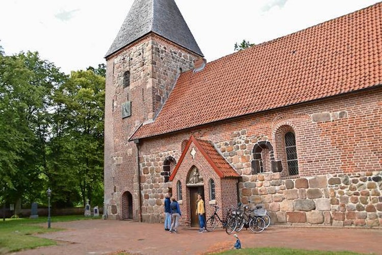 Einen Stopp wert: Die St.-Vitus-Kirche in Altenoythe ist eine der ältesten Kirchen im Oldenburger Münsterland. Foto: Stix