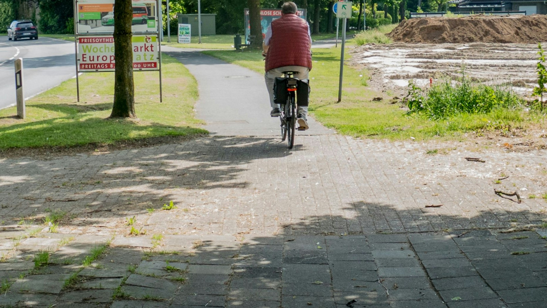 Sanierungsbedürftig: Wie viele andere ist auch der Rad- und Fußweg entlang der Straße Grüner Hof in schlechtem Zustand. Ein Radwegekonzept soll Abhilfe schaffen. Foto: Stix