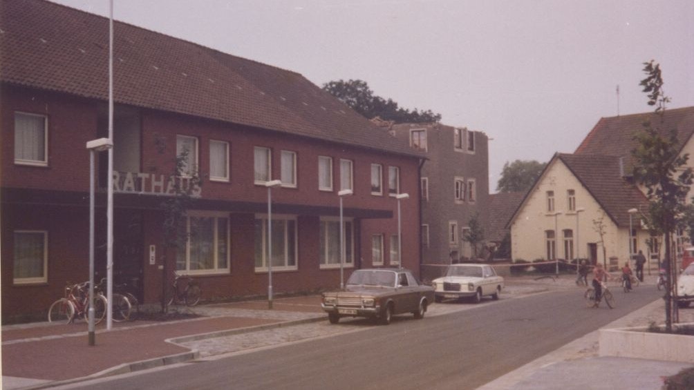 Das Rathaus um das Jahr 1980. Der Anbau der Mühle wird gerade abgerissen. Copyright: Heimatverein Cappeln