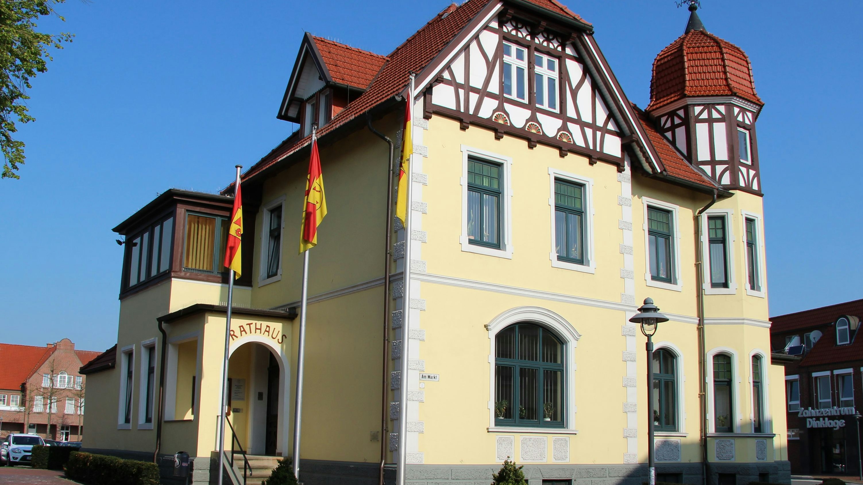 Historisches Gebäude mit vielen Mängeln: Das 1904 erbaute "gelbe Rathaus" soll in diesem Jahr noch saniert werden. Foto: Stadt Dinklage / Westermann