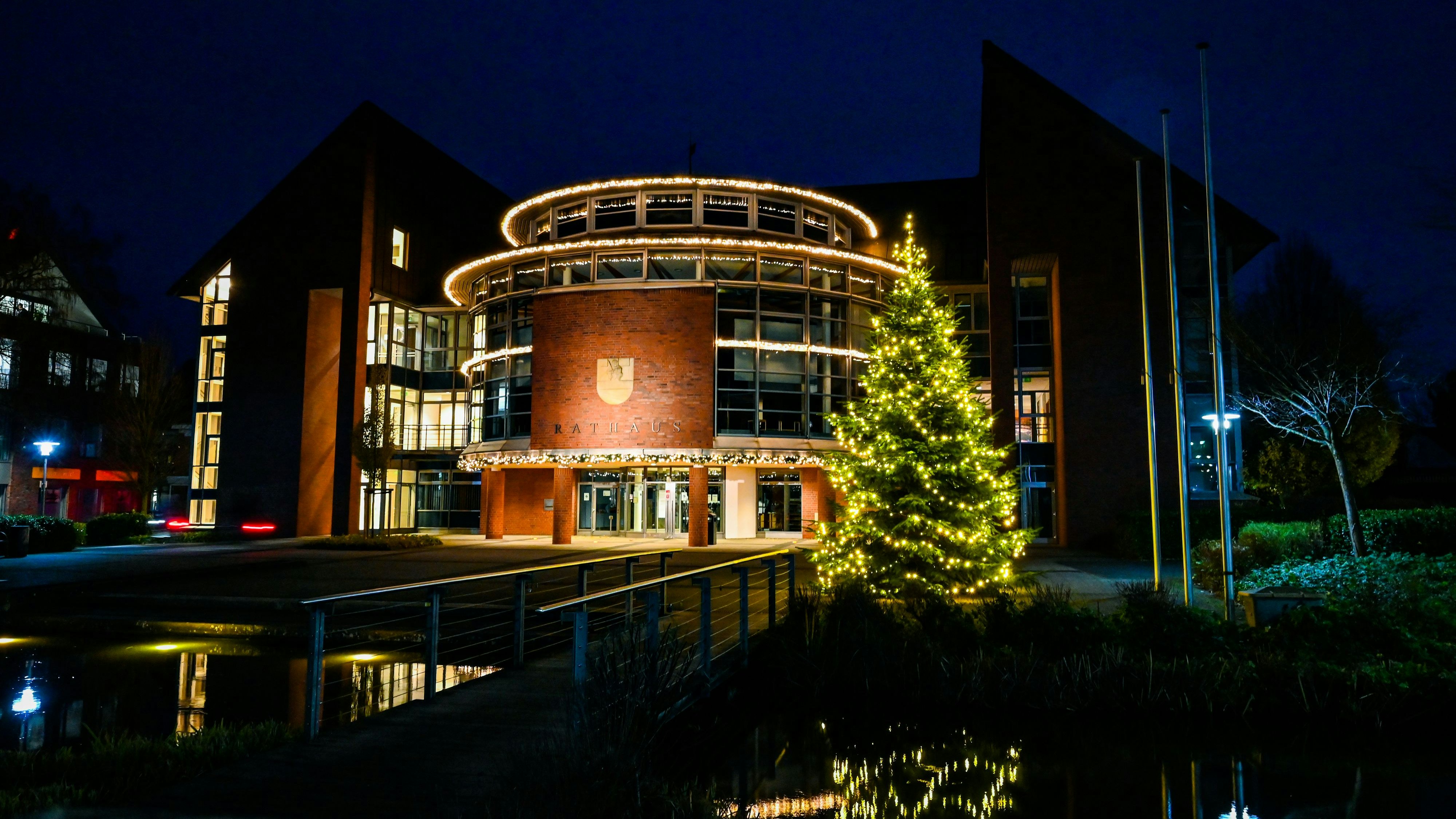 Leuchtet auch in diesem Jahr: Der große Weihnachtsbaum vor dem Rathaus. Archivfoto: Hermes
