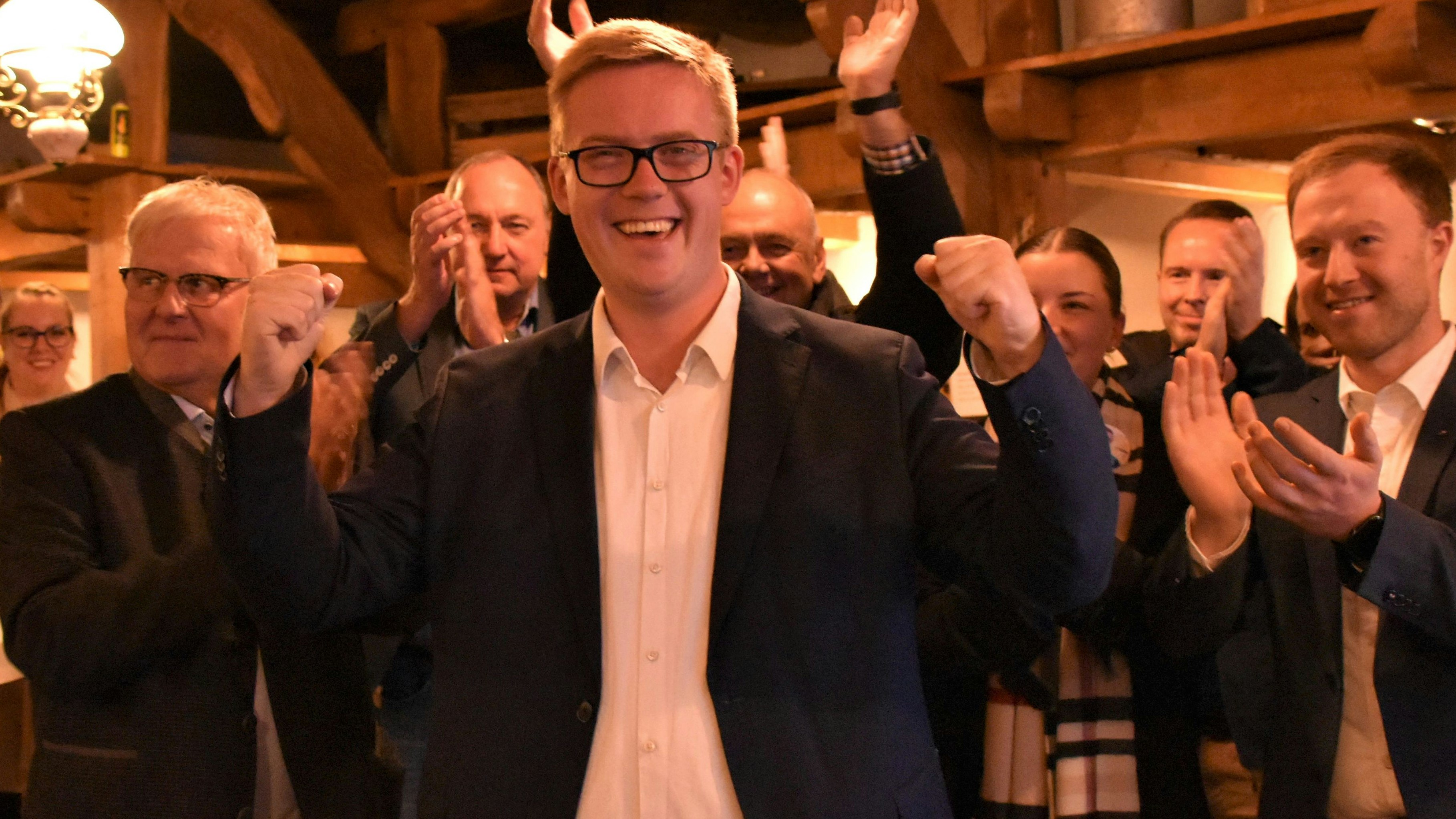 Jubel in Bösel trotz der landesweiten Niederlage: Lukas Reinken (Mitte) ist der neue Landtagsabgeordnete von Cloppenburg-Nord. Foto: Hahn