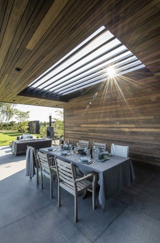 Da lacht das Herz: Eine hochwertige Überdachung – wie etwa die Aero aus dem Outdoor Concept“ von Renson – lässt auf Wunsch Sonnenstrahlen auf die Terrasse, schützt aber dennoch vor zu viel UV-Strahlung. Foto: eprRENSON