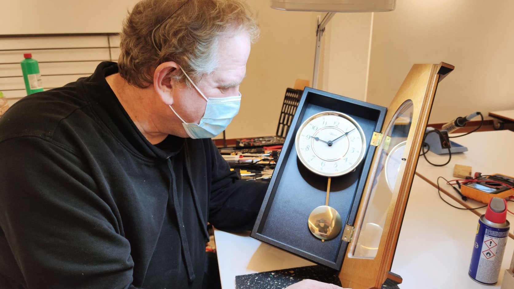 Was nicht geht, wird gängig gemacht: Rainer Kuhlmann ist im „Repair-Café“-Team der Fachmann für Uhren. Aber auch andere Gegenstände bekommt er wieder ans Laufen.&nbsp; &nbsp;Foto: Röttgers
