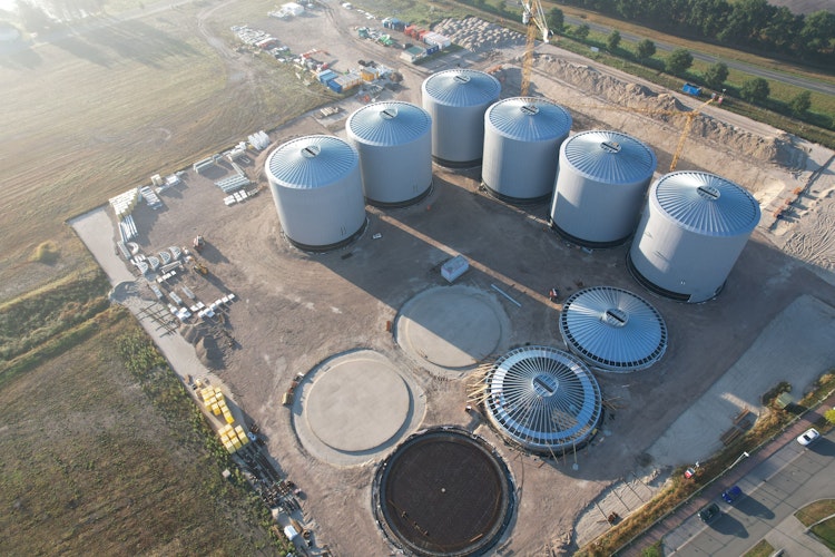 Vorzeitiger Baubeginn: Am 7. November erteilte das Gewerbeaufsichtsamt Oldenburg die Baugenehmigung für die Biogasanlage am C-Port. Zuvor hatte das Amt den vorzeitigen Baubeginn erlaubt, sodass im November bereits die ersten Gärbehälter standen. Foto: Revis Bioenergy
