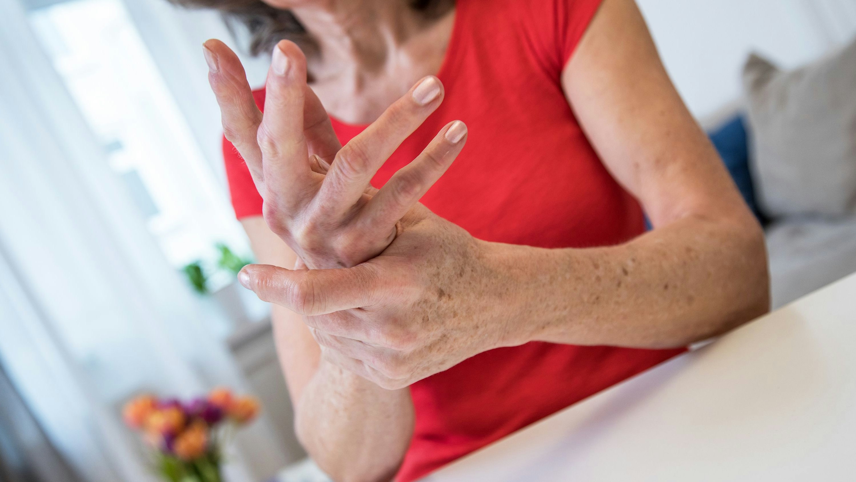 Sehr schmerzhaft: Eine rheumatoide Arthritis zeigt sich oft zuerst durch Entzündungen in den Fingergelenken.&nbsp; Foto: dpa/Klose