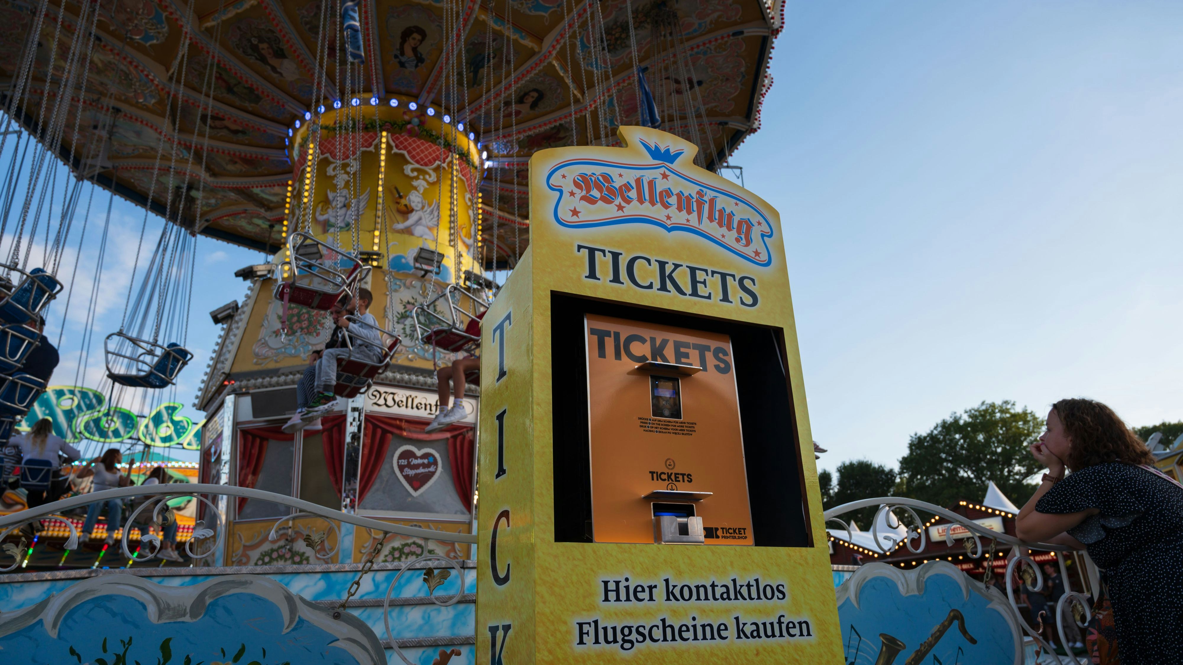 Tickets ohne Bargeld? Auf dem Stoppelmarkt ist das in diesem Jahr erstmals möglich beim Kettenkarussell "Wellenflug". Foto: J. Scholz