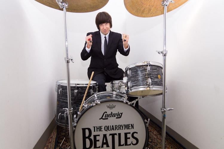 Der Bandleader sitzt am Schlagzeug: Christian Josef schlüpft bei den Auftritten in die Rolle von Ringo Starr. Foto: The Quarrymen Beatles