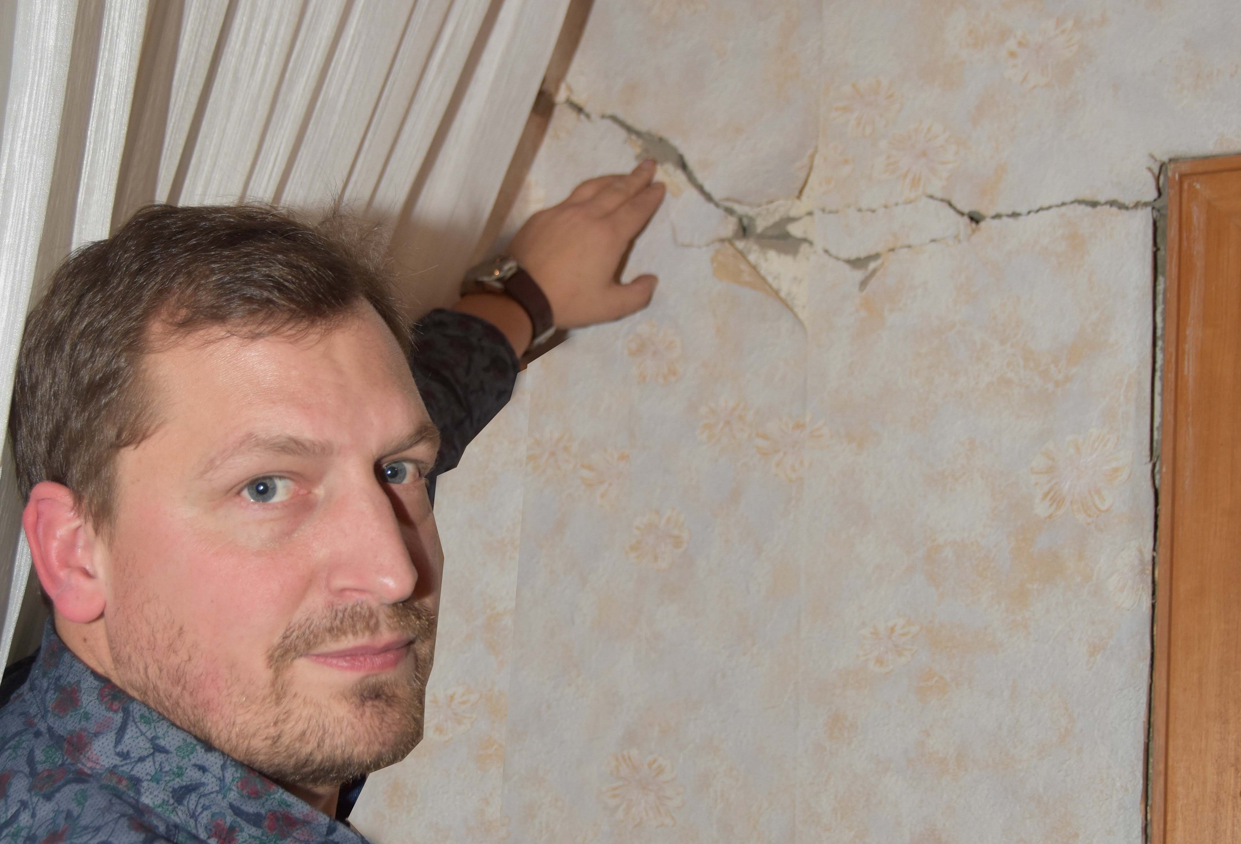 Massiver Riss: Ralf Hartmann zeigt eine markant beschädigte Stelle im Haus. Foto: Tzimurtas
