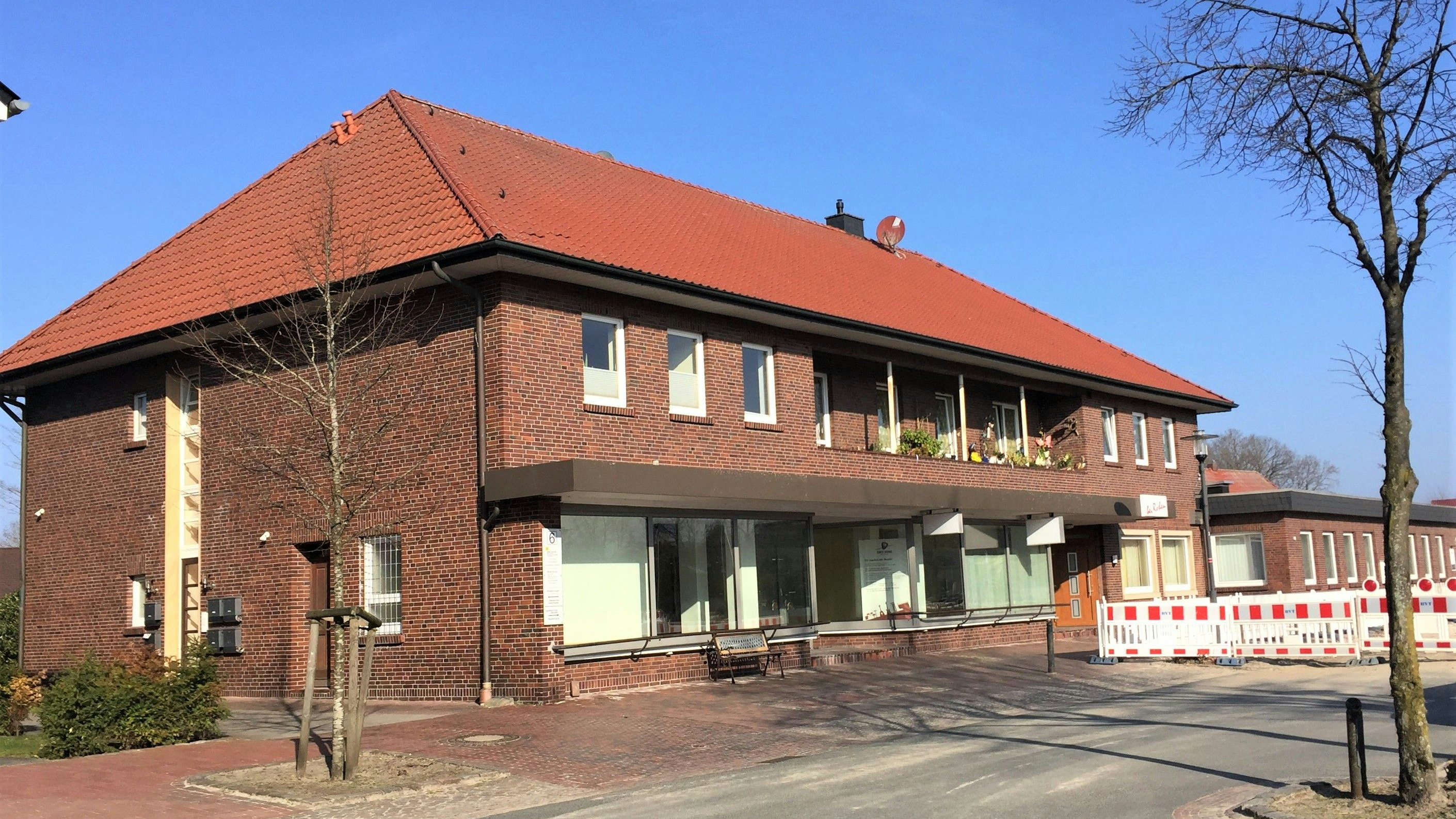 Langer Gebäudekomplex: Der Standort des Rohen-Hauses an der Straße "Am Kirchplatz" soll nun neu genutzt werden. Foto: Pille