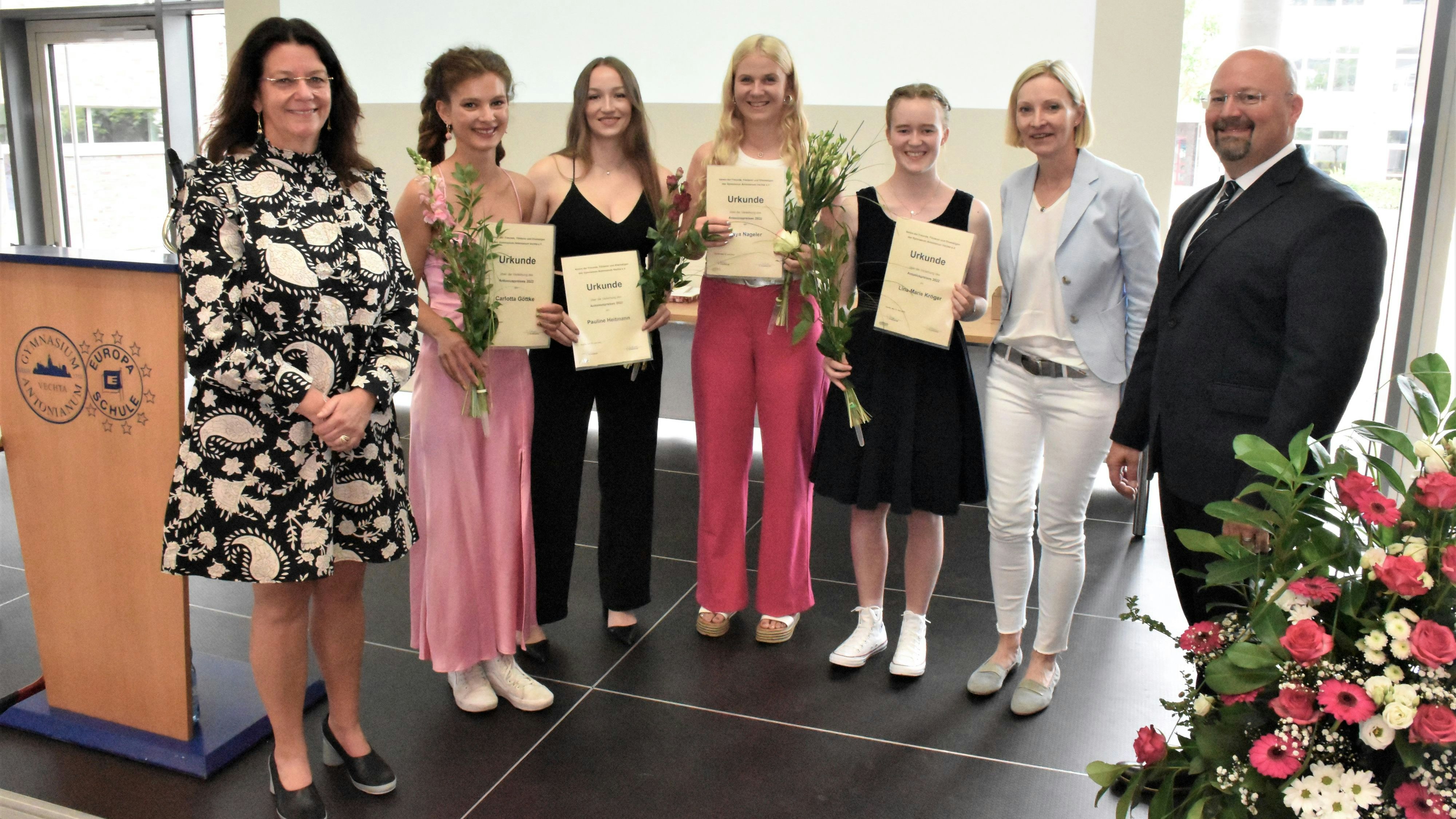 Vier junge Damen erhalten den Antoniuspreis: (von links) Inge Wenzel mit Carlotta Göttke, Pauline Heitmann, Maya Nageler, Lina-Marie Kröger sowie Silke Weiss und Ingo Böhm. Foto: Kühn