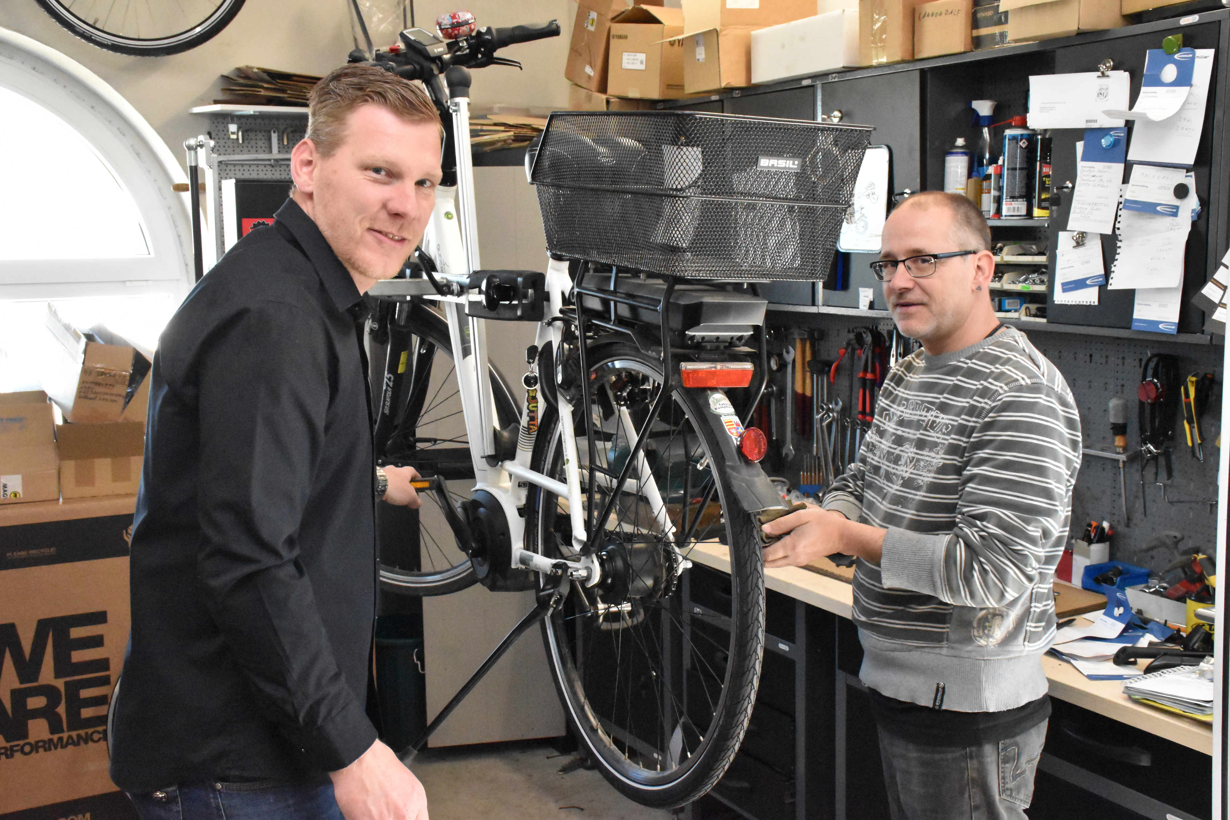Der Lohner Fahrradhändler Stephan Bünger (links), im Bild mit Werkstattmitarbeiter Andreas Bentrup, bestätigt gute Geschäfte im Reparaturbetrieb wie auch im Verkauf. Foto: Kühn
