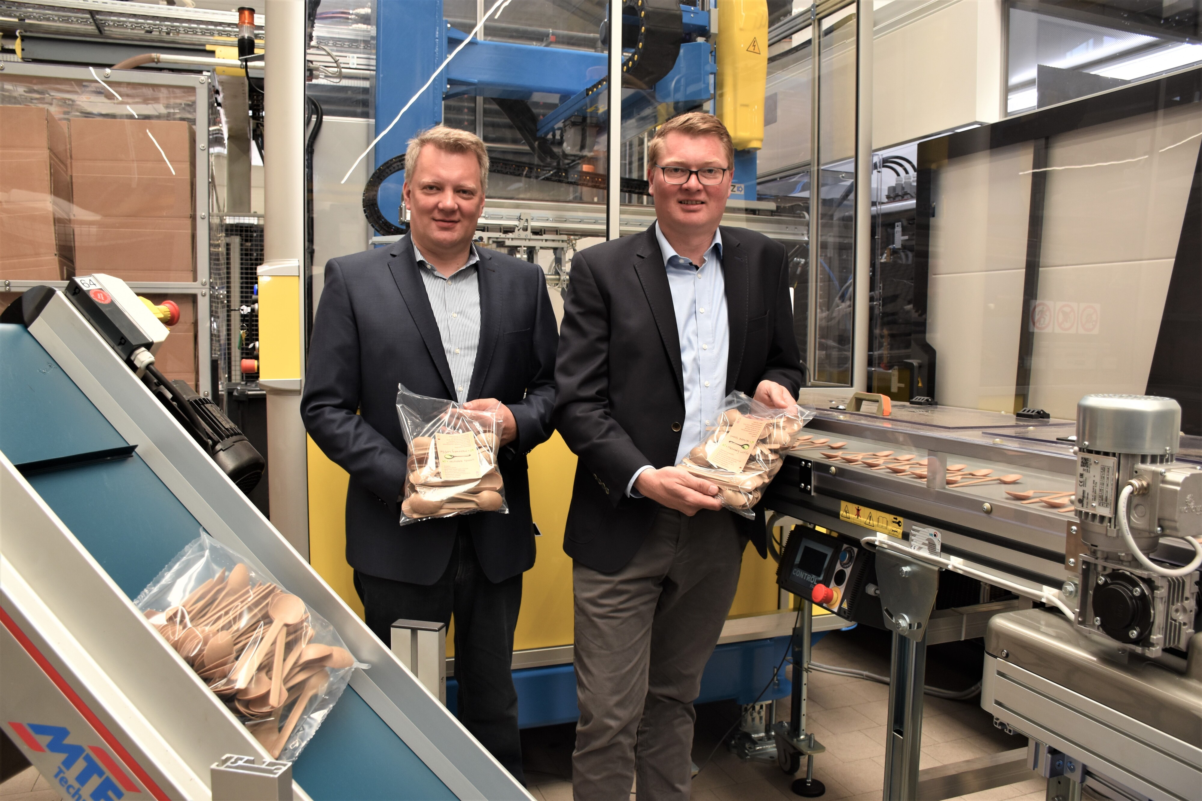 Produziert wird unter staubfreien Bedingungen: Die Atka-Firmeninhaber, die Brüder Jürgen Sieve (links) und Frank Sieve, haben das neue Bio-Mehrwegbesteck mit entwickelt. Foto: Kühn