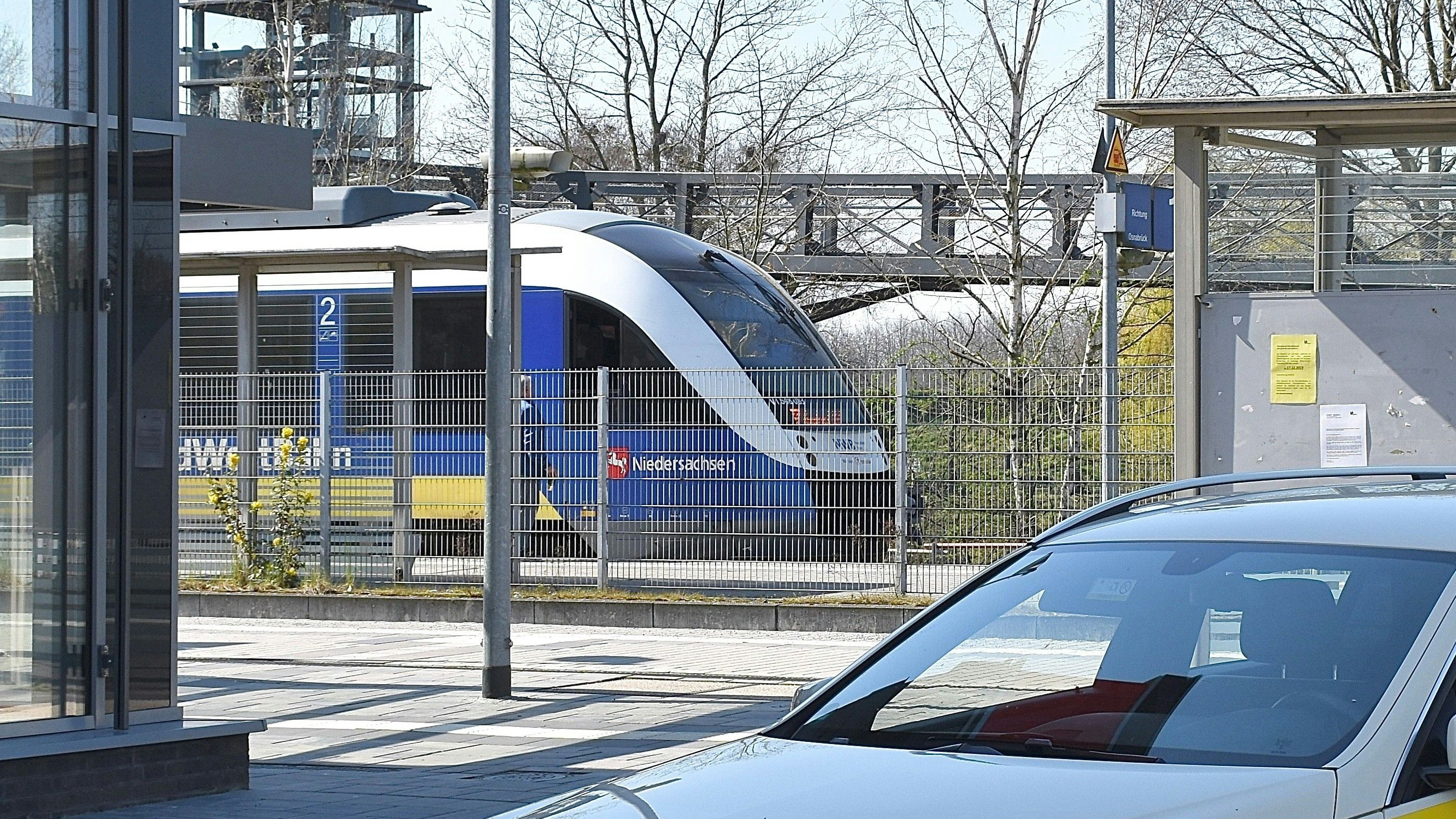Am Vechtaer Bahnhof: Trotz des anhaltenden bundesweiten Streiks im ÖPNV am Montag (27. März) verkehren die Züge der Nordwestbahn ab Vechta und ab Cloppenburg nach Osnabrück heute Nachmittag wieder. Foto: Kühn