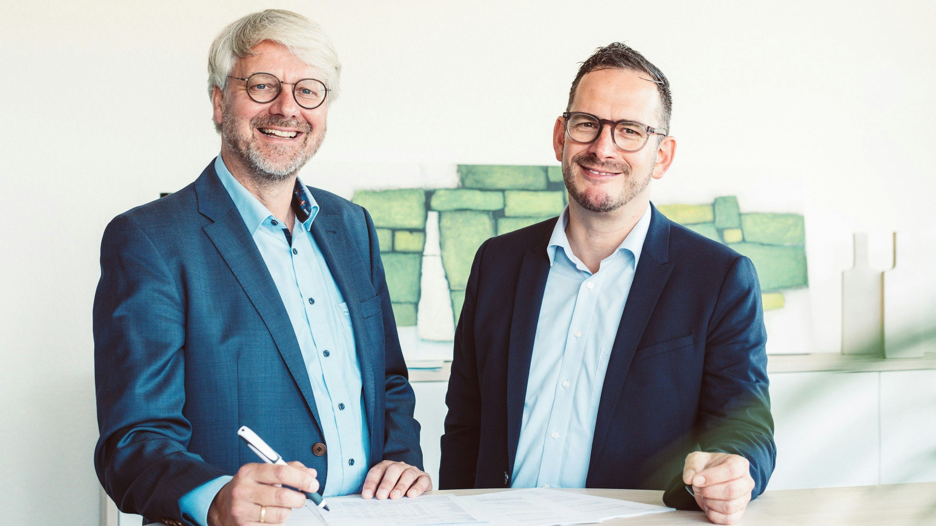 Führen Krapp ins Jubiläumsjahr 2022: Roland Krapp (links) und Geschäftsführer Sascha Heil. Foto: Wollstein