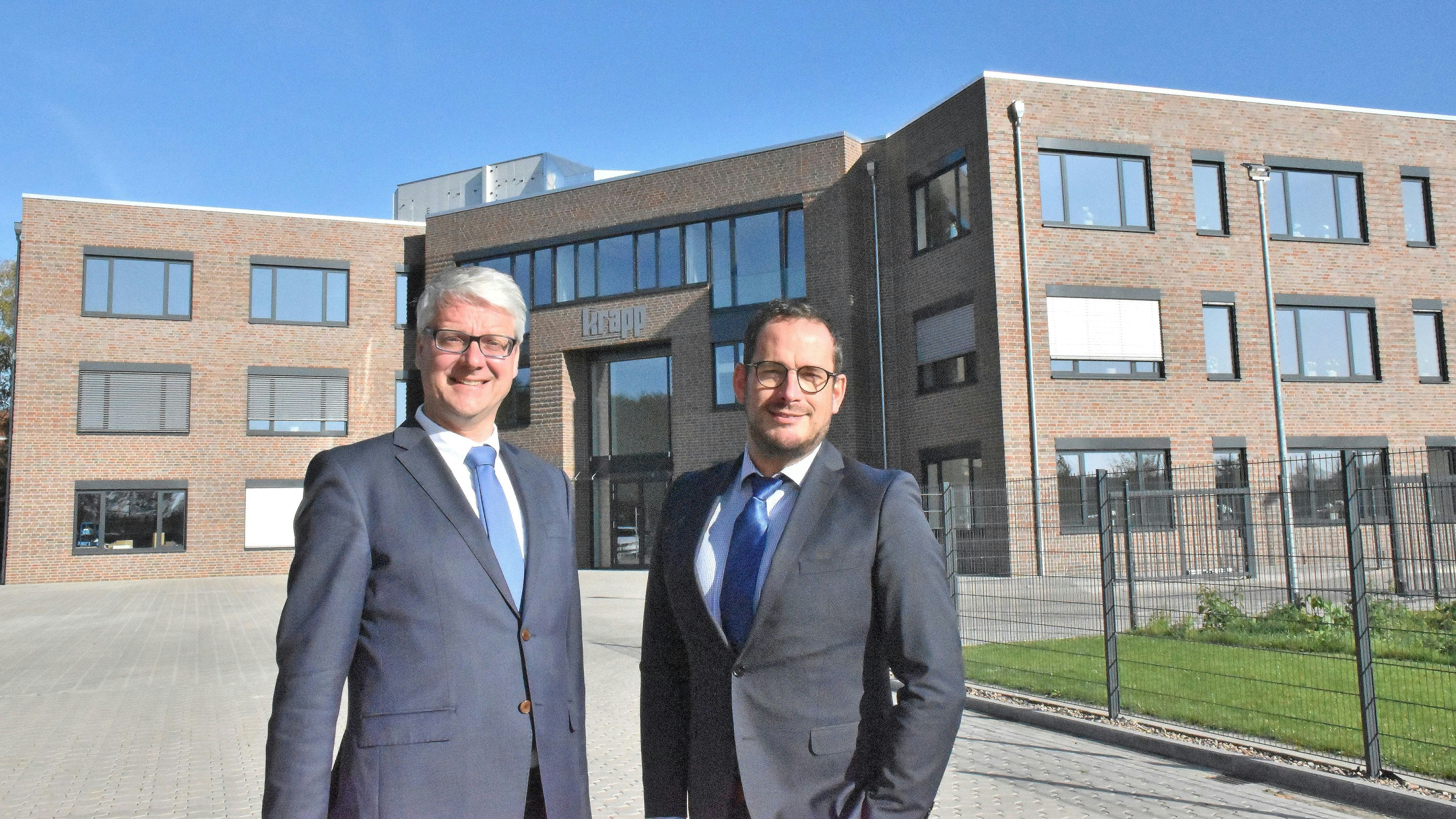 Laden nach Bochum ein: Firmenchef Roland Krapp (links) und Geschäftsführer Sascha Heil, hier vor dem Firmenstandort Dinklage.&nbsp; &nbsp;Foto: Kühn