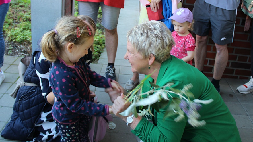 Abschied: Die kleine Juliana überreicht Roswitha ihre Blumen. Foto: Hoff