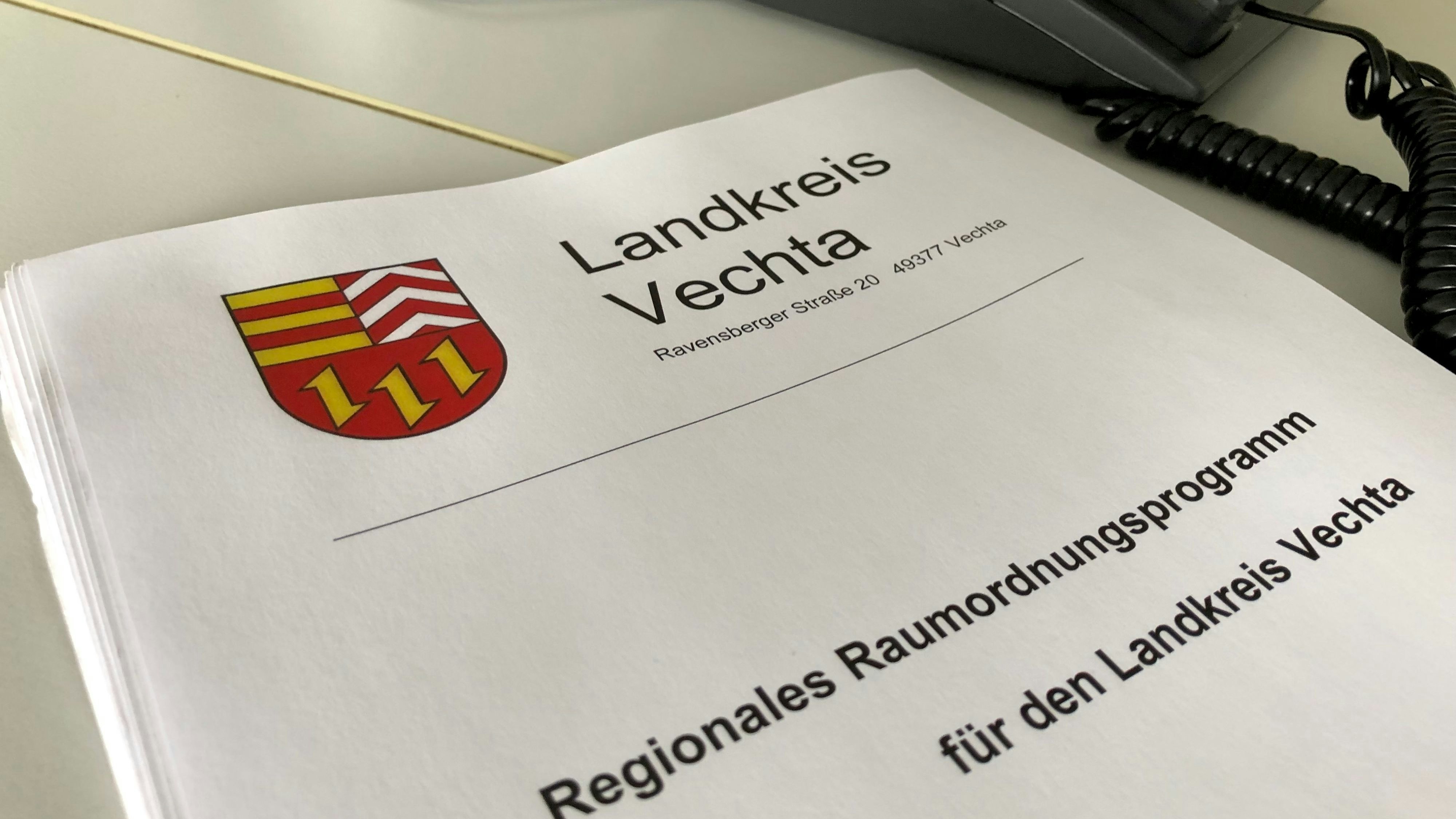 Viel Papier, aber – nach Ansicht von Naturschützern – wenig Nachhaltigkeit beinhaltet das neue Raumordnungsprogramm für den Landkreis Vechta. Foto: Berg
