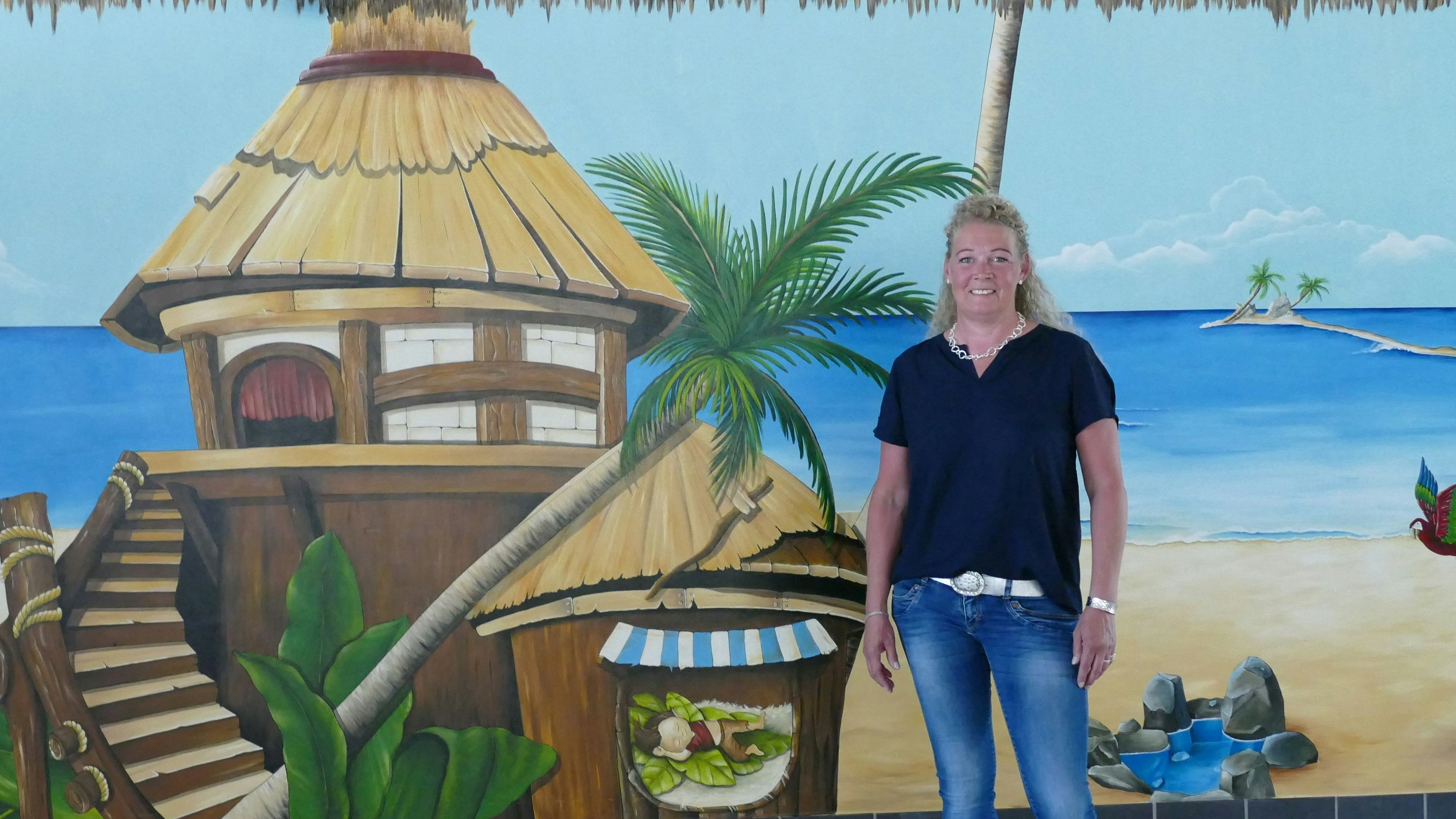 Papagei inklusive: Die Friesoyther Künstlerin Michaela Rumpke hat im Aquaferrum eine Wand zur Südseeinsel gemacht. Foto: Stix