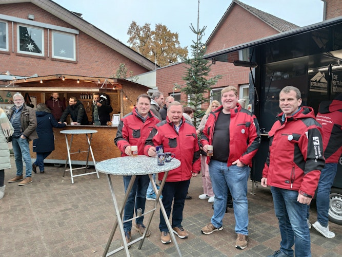 Seit 25 Jahren Tradition: Die Dorfgemeinschaft Rüschendorf lädt traditionell am 1. Adventswochenende zum Weihnachtsmarkt um Kirche und Pfarrheim ein. Foto: Röttgers