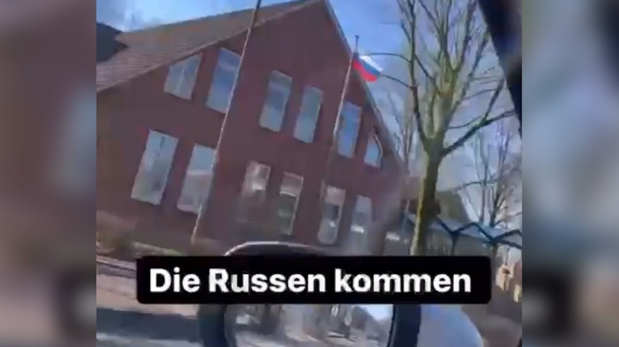 Machte die Runde: Ein Video, dass eine vor dem Molberger Rathaus gehisste Flagge zeigt. Foto: Screenshot