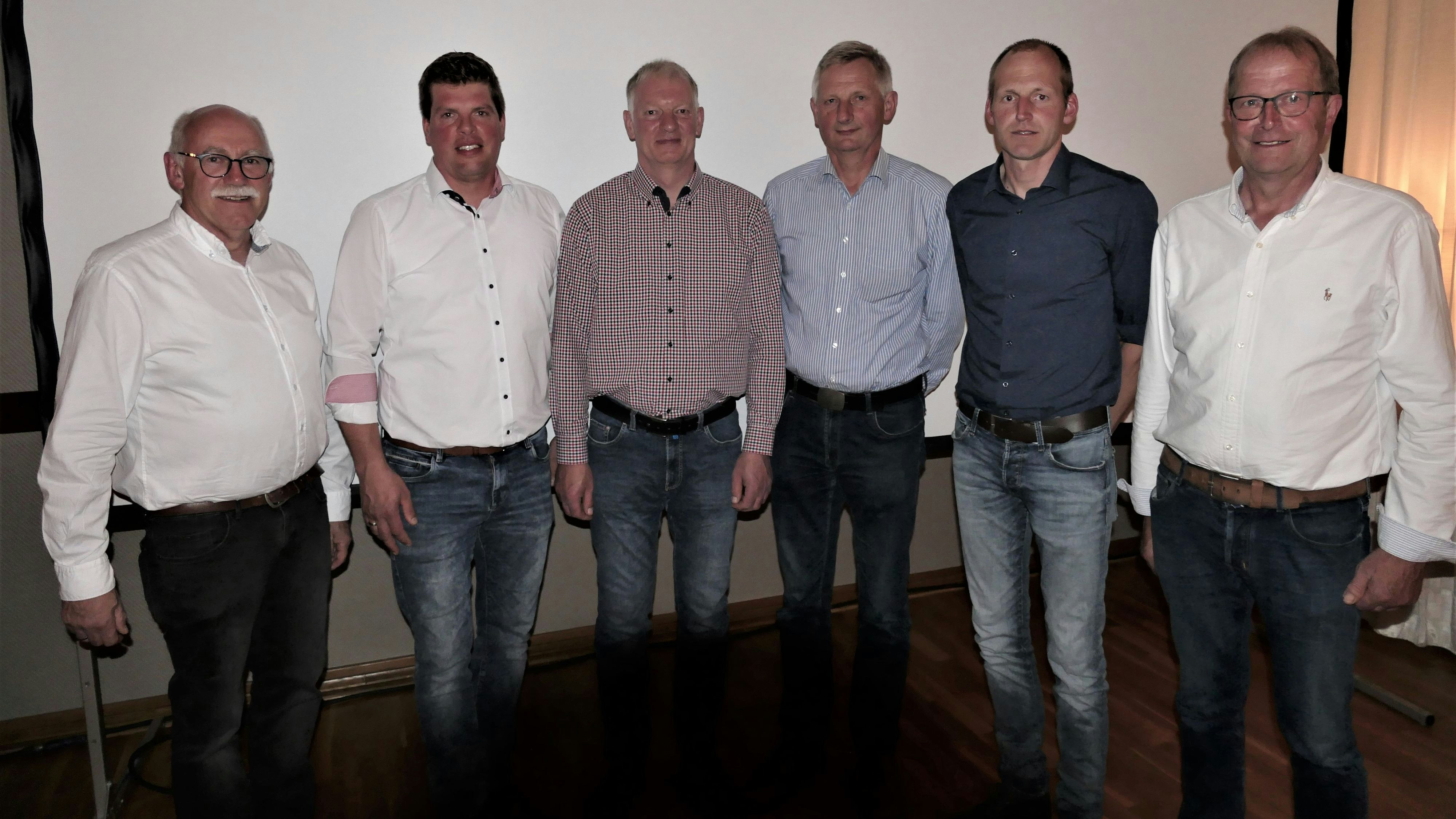 Fusion ist beschlossen: (von links) Jörg Stratmann-Grandke, Georg Reinke, Andreas Frilling, Heinrich Kalvelage, Frieder Schöne-Warnefeld, und der Vorstandsvorsiteznde der RWG, Ludger Espelage. Foto: Privat