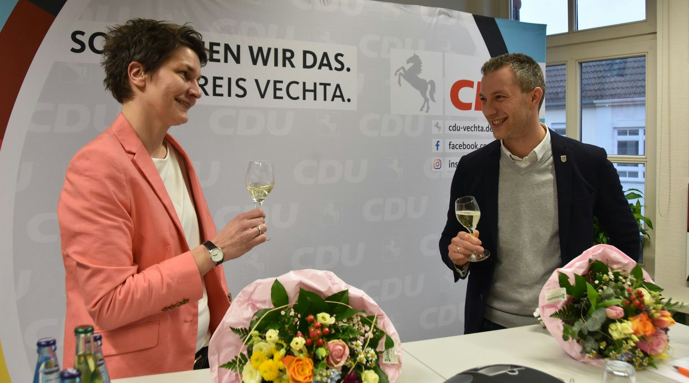 Ehemalige Gegner beim Glas Sekt: (von links) Carolin Grieshop und André Hüttemeyer. Foto: Tzimurtas