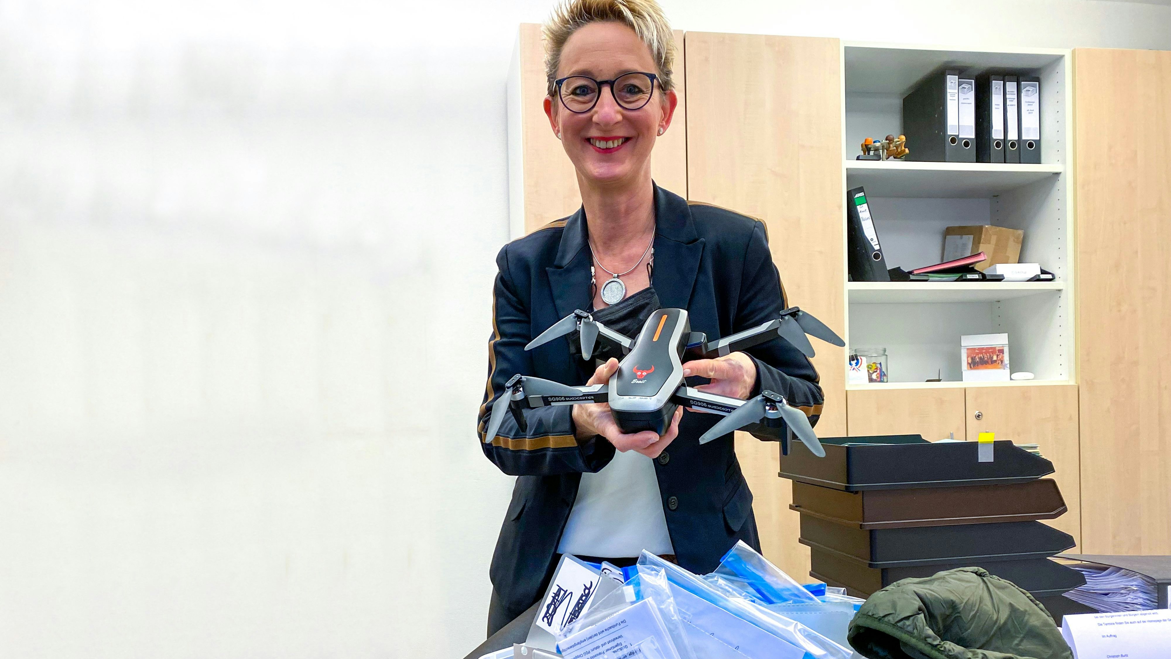 Auch Drohne sucht Besitzer: Wer sie verloren hat, kann sich im Böseler Fundbüro bei Sabine Hülskamp melden. Foto: Claudia Wimberg