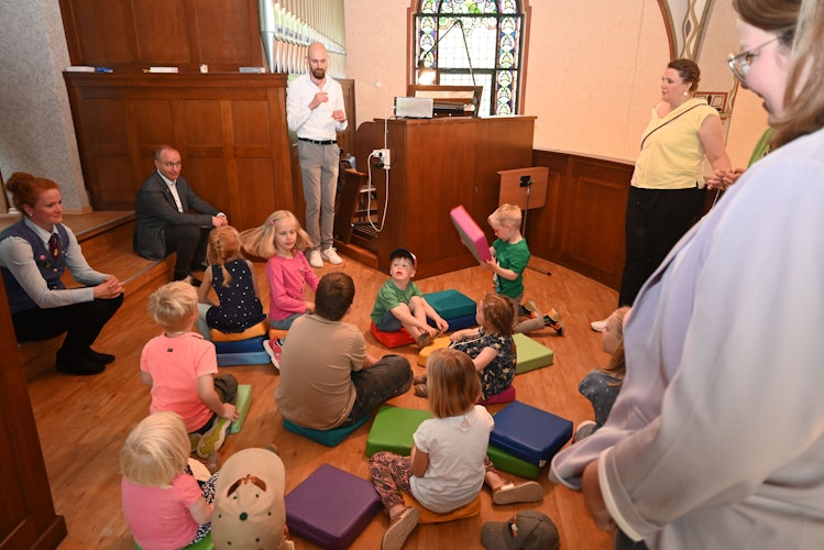 Spannende Entdeckungen: Organist Oliver Strauch erklärte den Kindern die Funktionsweise der Orgel. Foto: August Huesmann