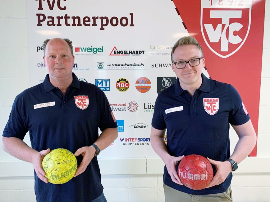 Geschafft: Ralf Sandmann (links) und Maik Niehaus vom Teammanagement des TV Cloppenburg freuen sich auf die 3. Bundesliga. Foto: Bien