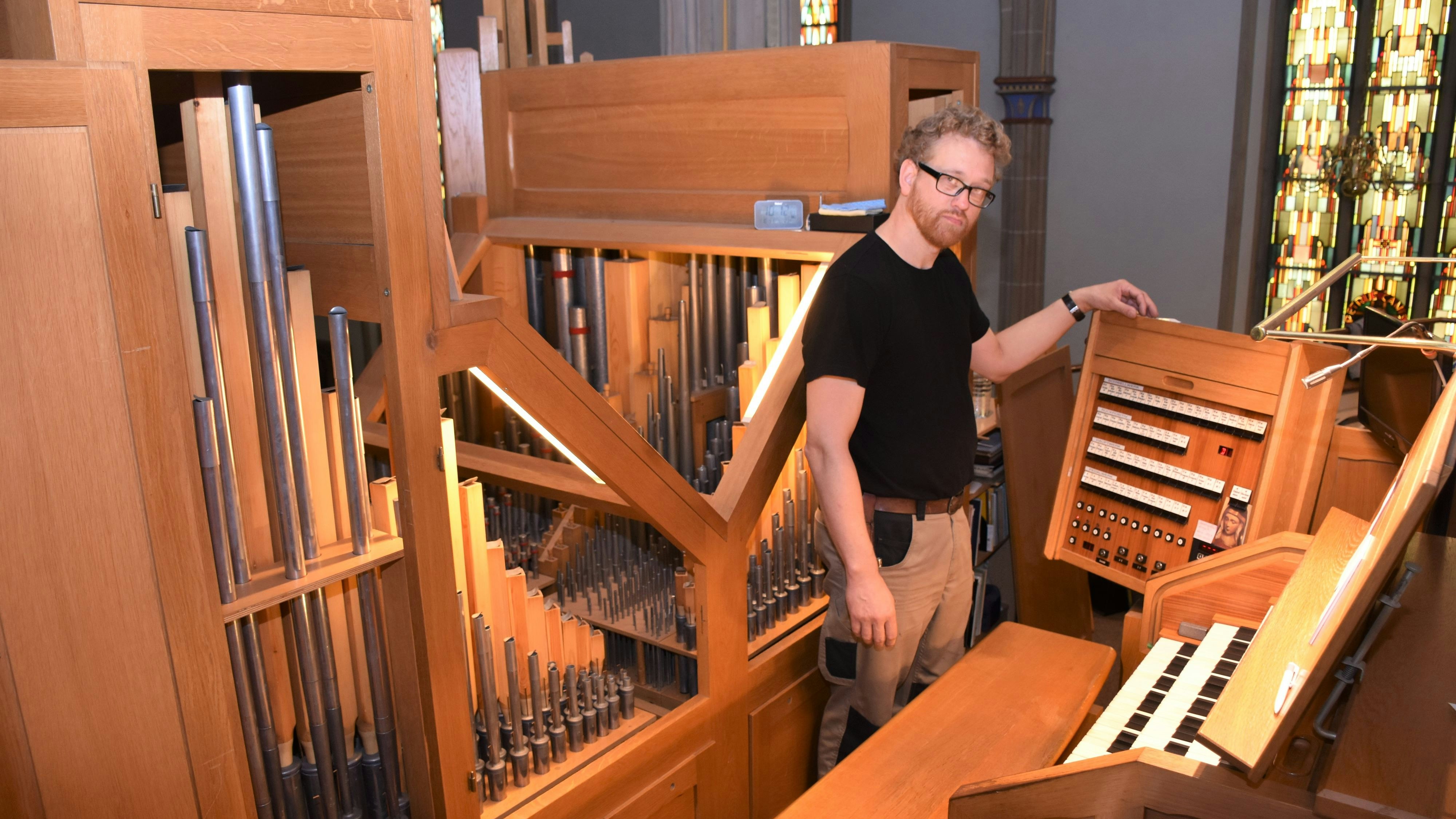 Beeindruckt von der Sauer-Orgel: Orgelbauer Gustavo Thern reinigte zusammen mit seinem Kollegen Dirk Wegener zwei Tage lang das Musikinstrument. Foto: Böckmann