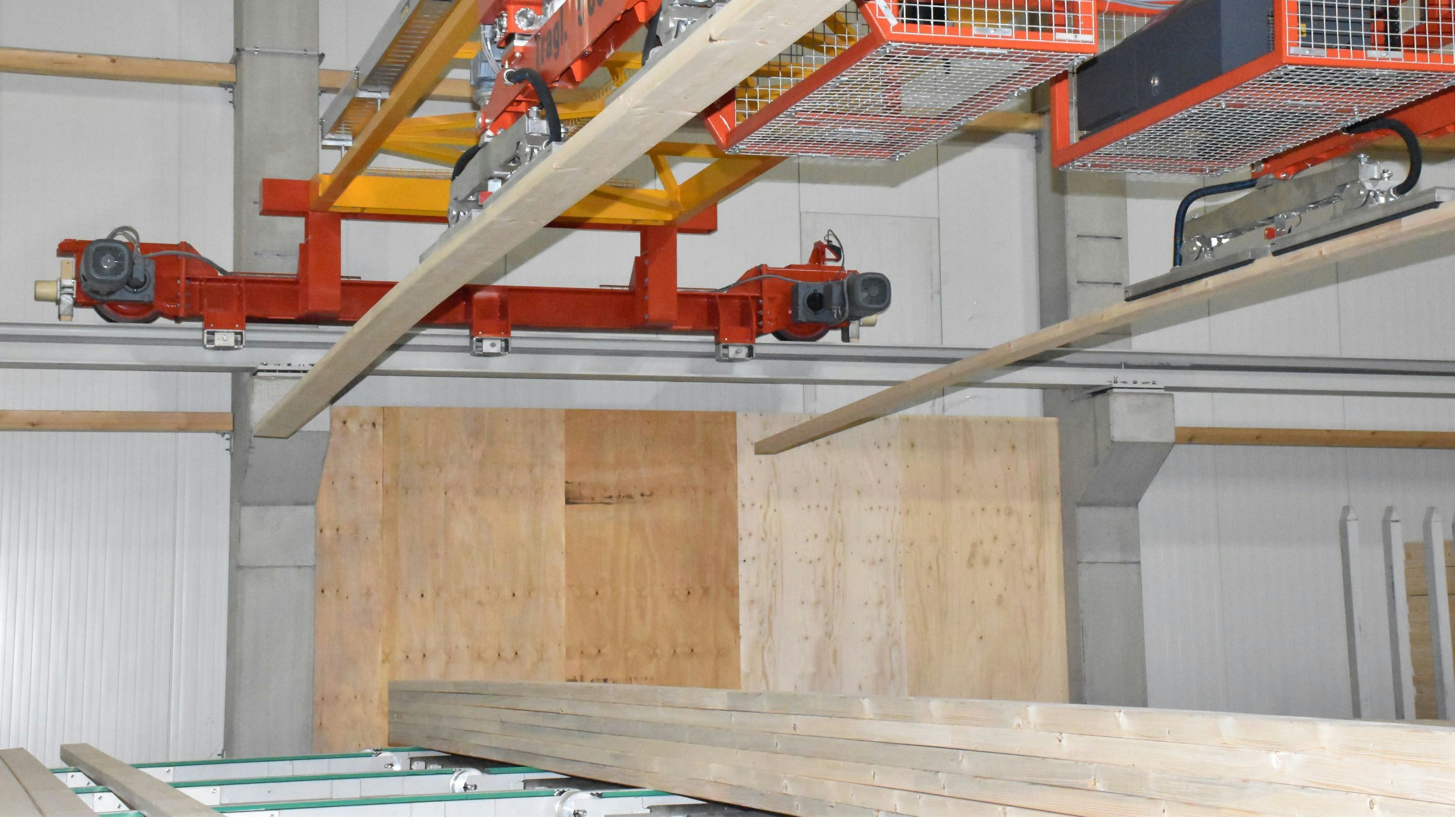 Saugroboter bei der Arbeit: In der neuen Halle des Holzgroßhandels Ahmerkamp in Vechta werden Aufträge automatisiert zusammengestellt. Foto: Kühn