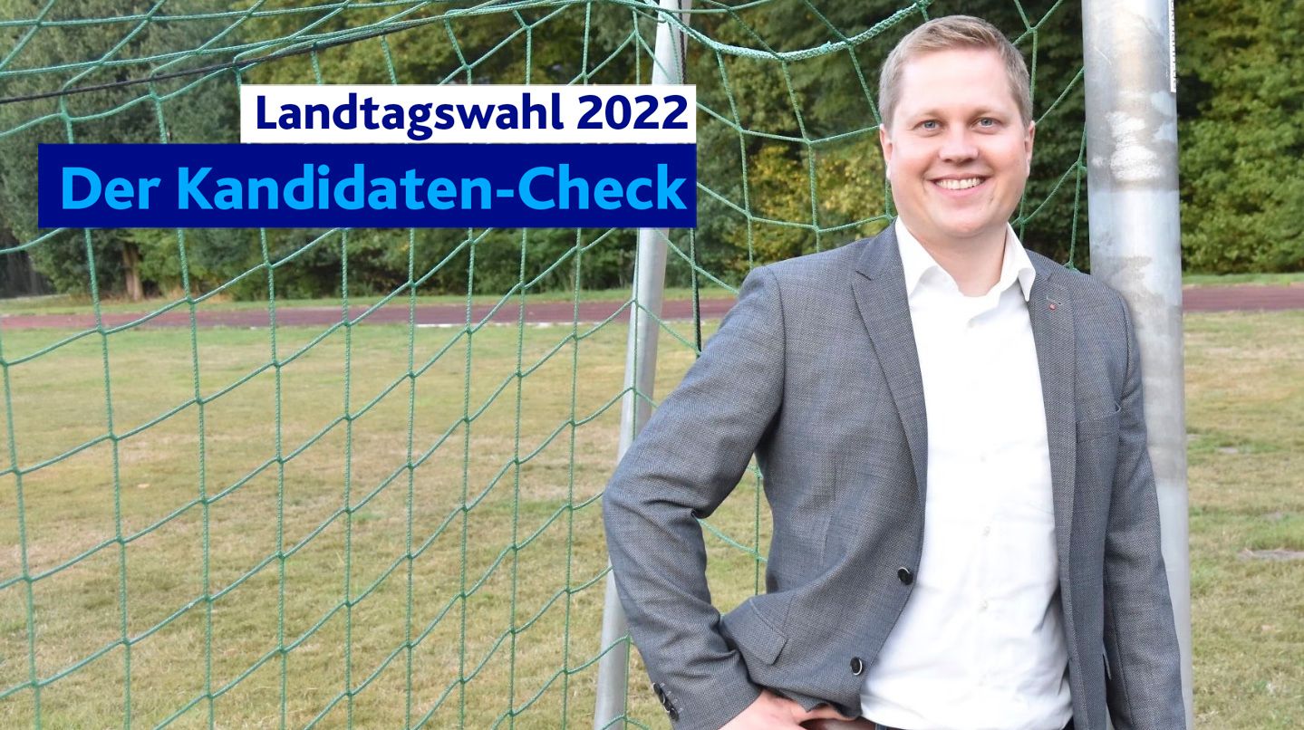 Politiker und Hobbyfußballer: Sam Schaffhausen, Direktkandidat der SPD, auf dem Sportplatz in Füchtel. Foto: Tzimurtas